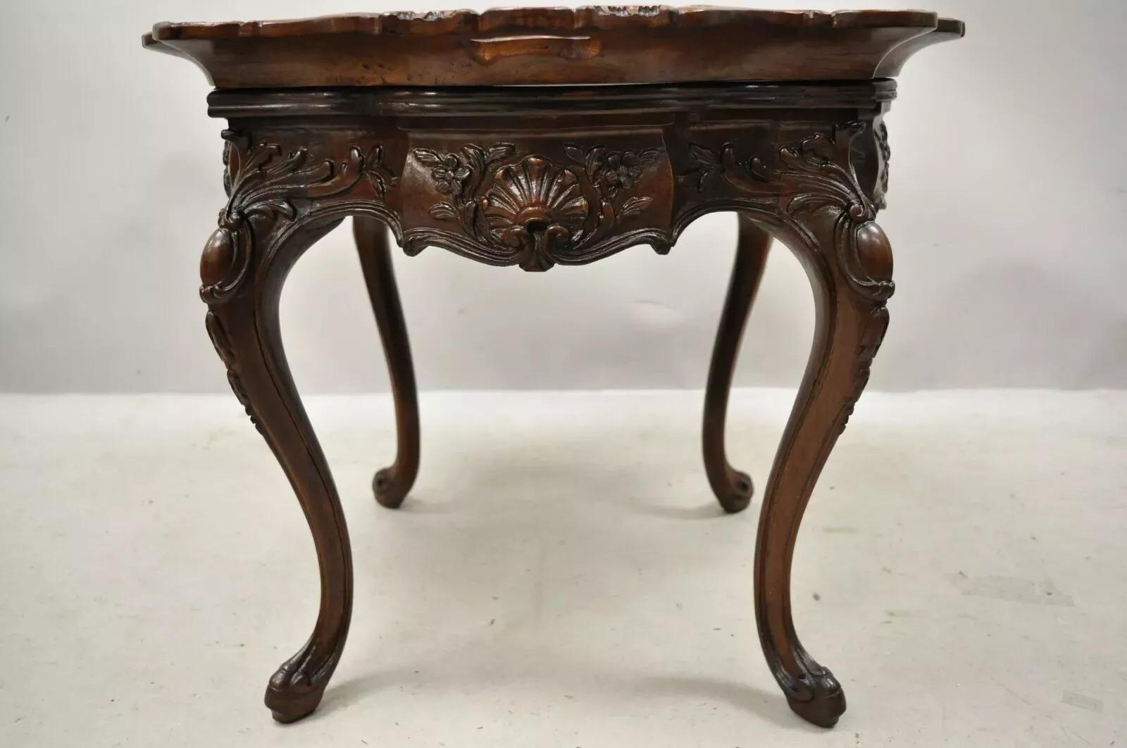 Antique French Louis XV Mesa de centro de nogal con plato de porcelana Angelica Kauffman en Bueno estado para la venta en Philadelphia, PA