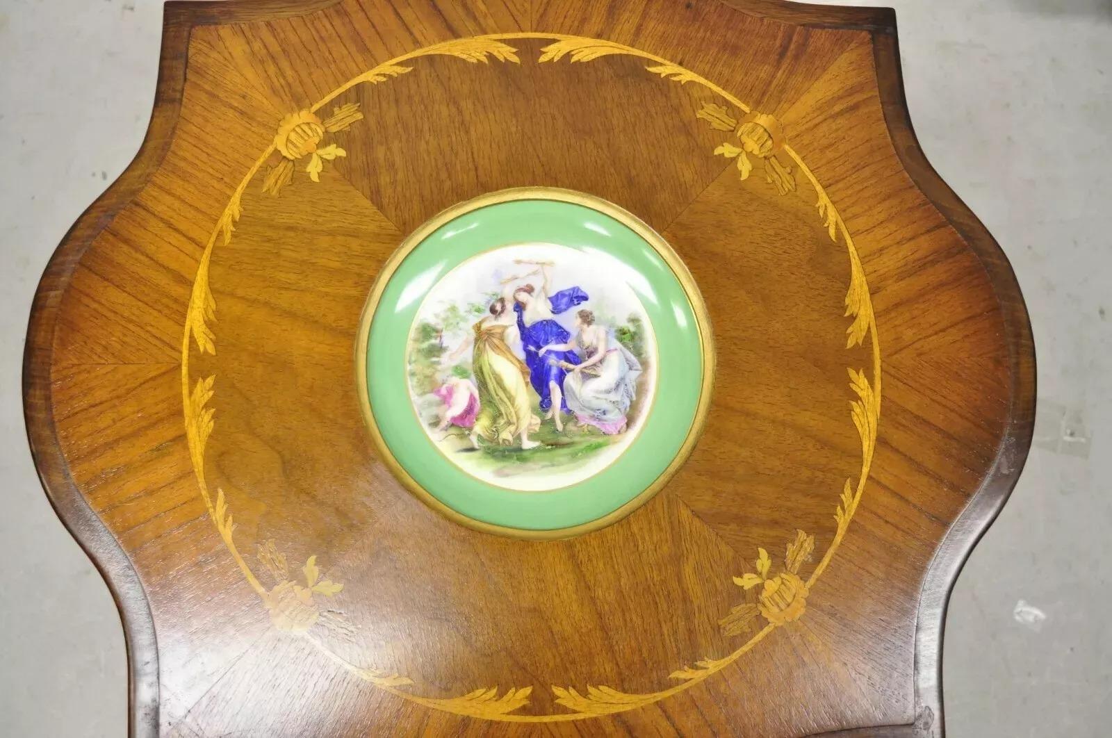 Antique French Louis XV Mesa de centro de nogal con plato de porcelana Angelica Kauffman siglo XX en venta