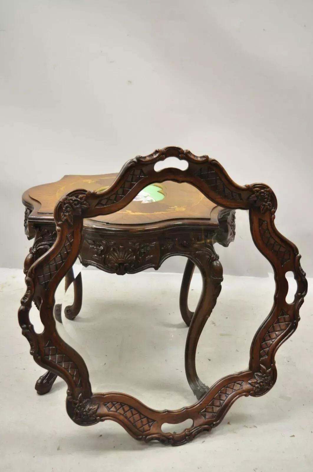 Antique French Louis XV Mesa de centro de nogal con plato de porcelana Angelica Kauffman Porcelana en venta