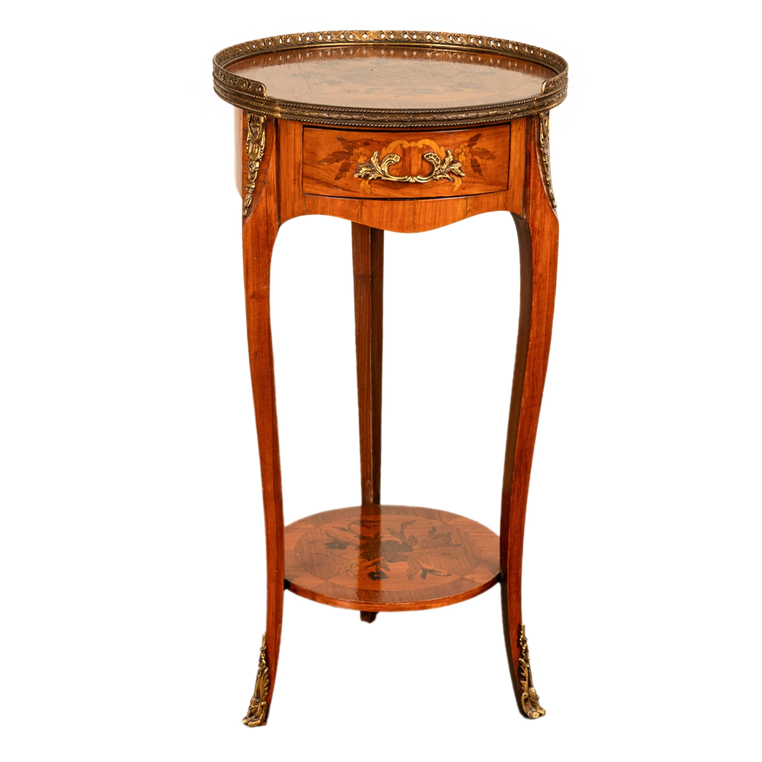 A fine antique French Louis XV inlaid marquetry table stand, with ormolu mounts, circa 1890.
The circular table having a pierced gilt bronze gallery with a ormolu cuff of bell-flowers below, the table top is finely inlaid with floral marquetry,