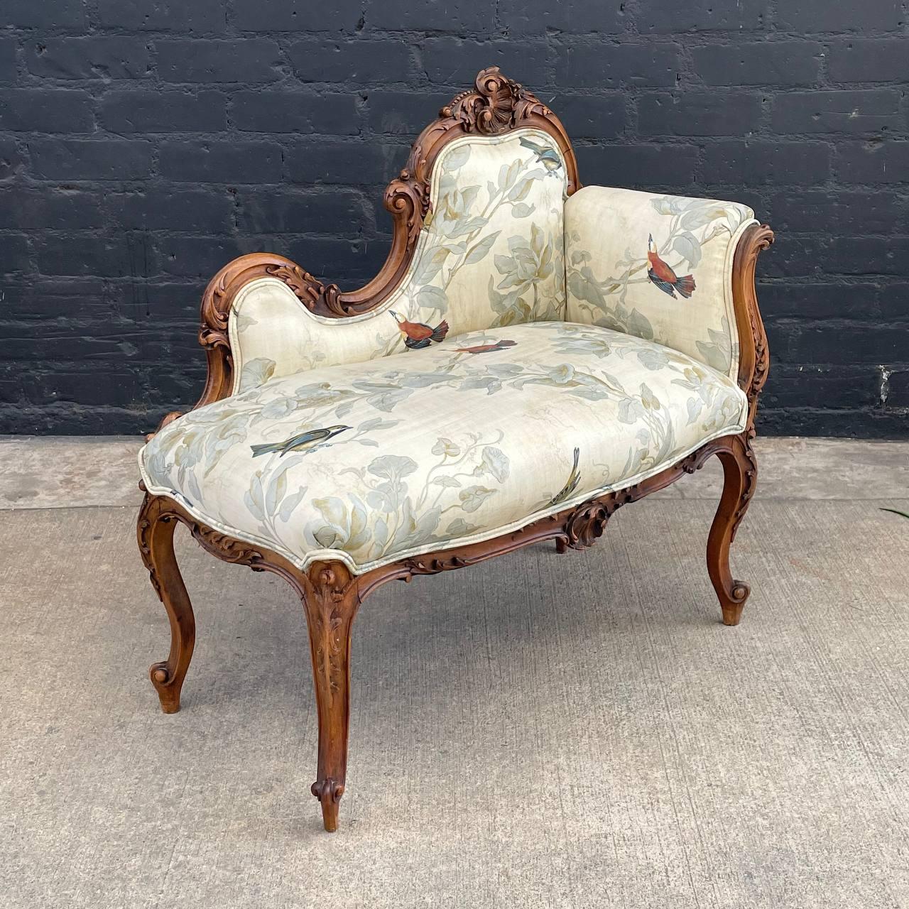 Antique French Louis XV Walnut Petite Chaise Lounge In Good Condition In Los Angeles, CA