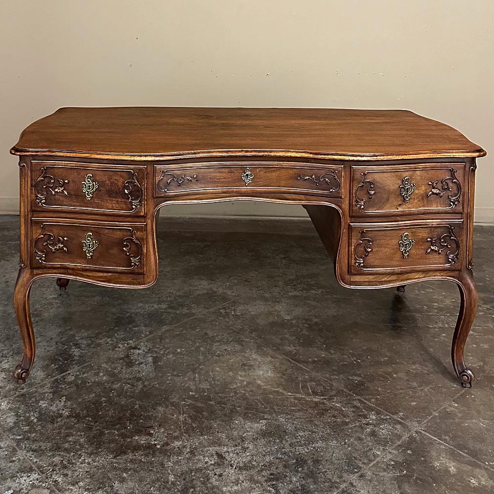 Antique French Louis XV Walnut Serpentine Desk In Good Condition For Sale In Dallas, TX