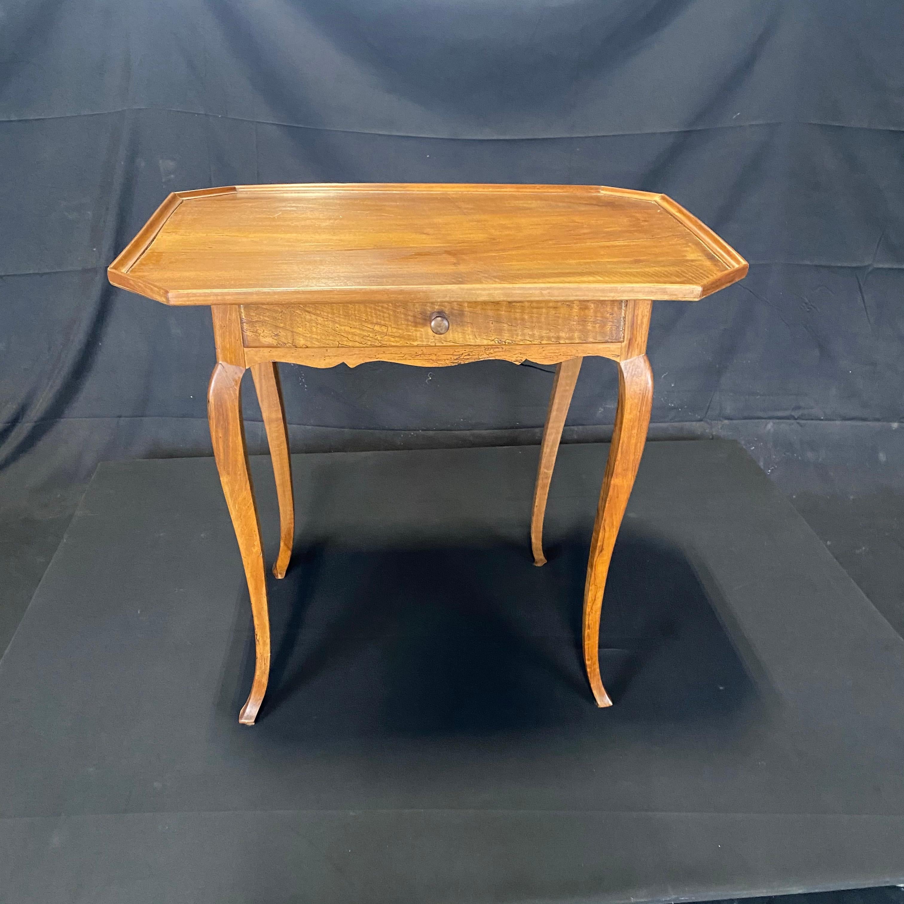 Antique French Louis XV Walnut Side Table with Lovely Raised Gallery In Good Condition In Hopewell, NJ