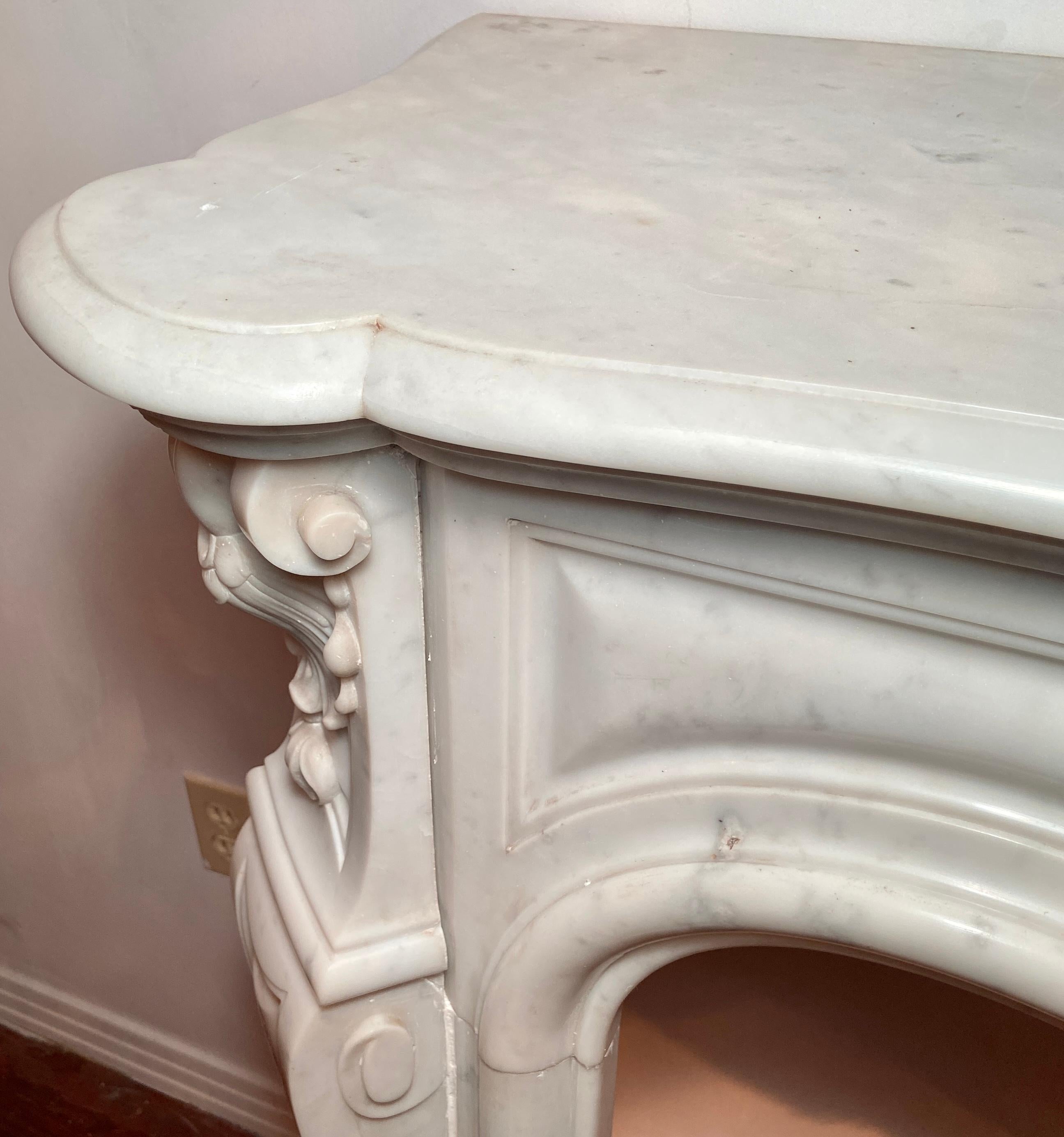 Antique French Louis XV White and Grey Marble Mantel, Circa 1860-1880 In Good Condition For Sale In New Orleans, LA