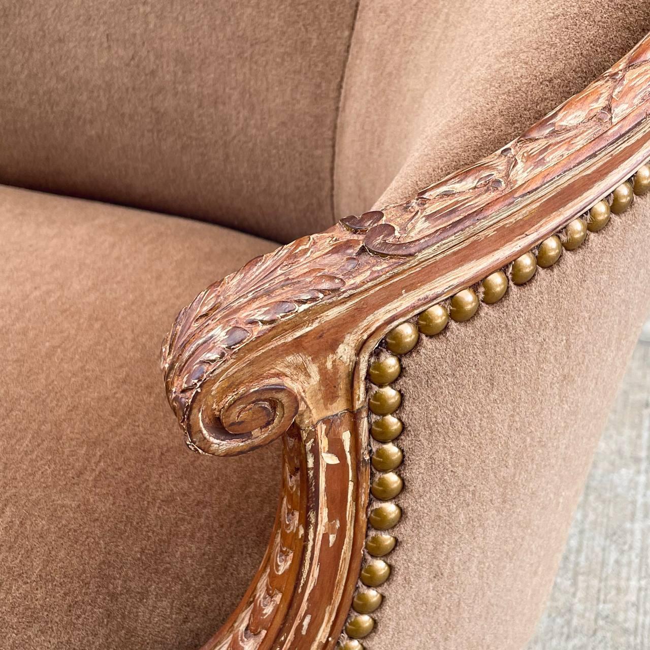 Antikes französisches Louis XVI. Love Seat Sofa aus Alpaka-Mohair mit geschnitzten Details im Angebot 7