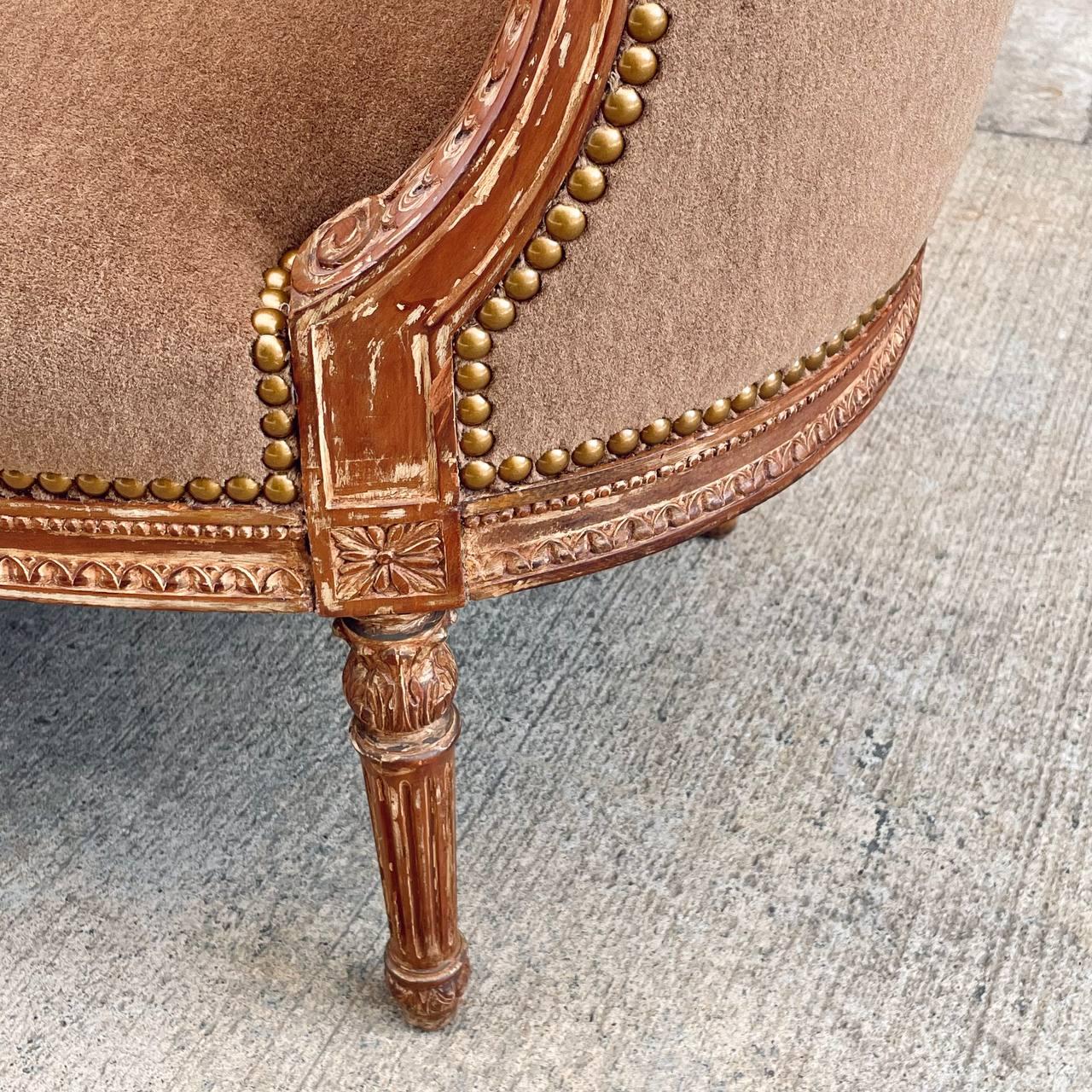 Antikes französisches Louis XVI. Love Seat Sofa aus Alpaka-Mohair mit geschnitzten Details im Angebot 8