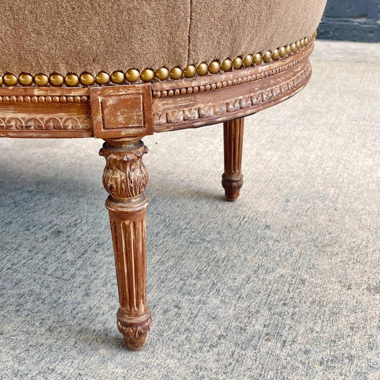 Antikes französisches Louis XVI. Love Seat Sofa aus Alpaka-Mohair mit geschnitzten Details im Angebot 13