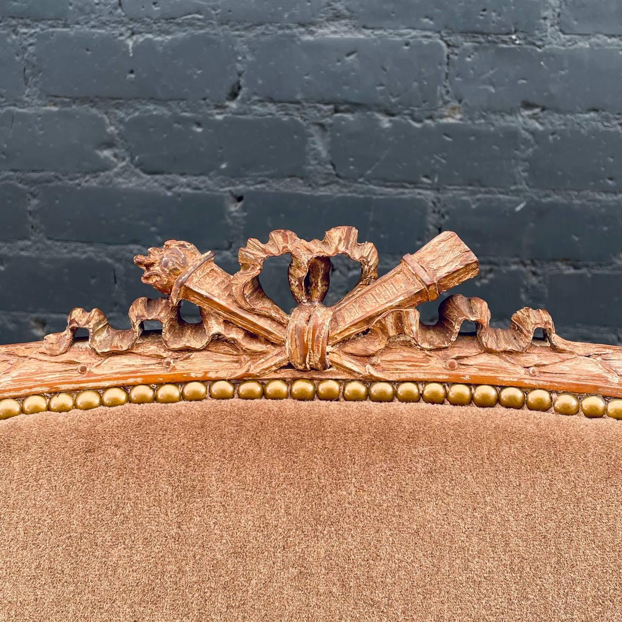 Antikes französisches Louis XVI. Love Seat Sofa aus Alpaka-Mohair mit geschnitzten Details im Angebot 2