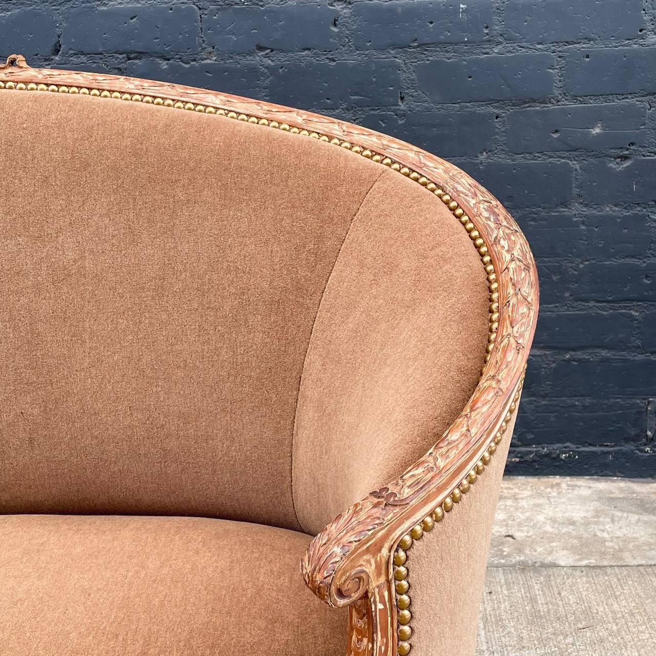 Antikes französisches Louis XVI. Love Seat Sofa aus Alpaka-Mohair mit geschnitzten Details im Angebot 4