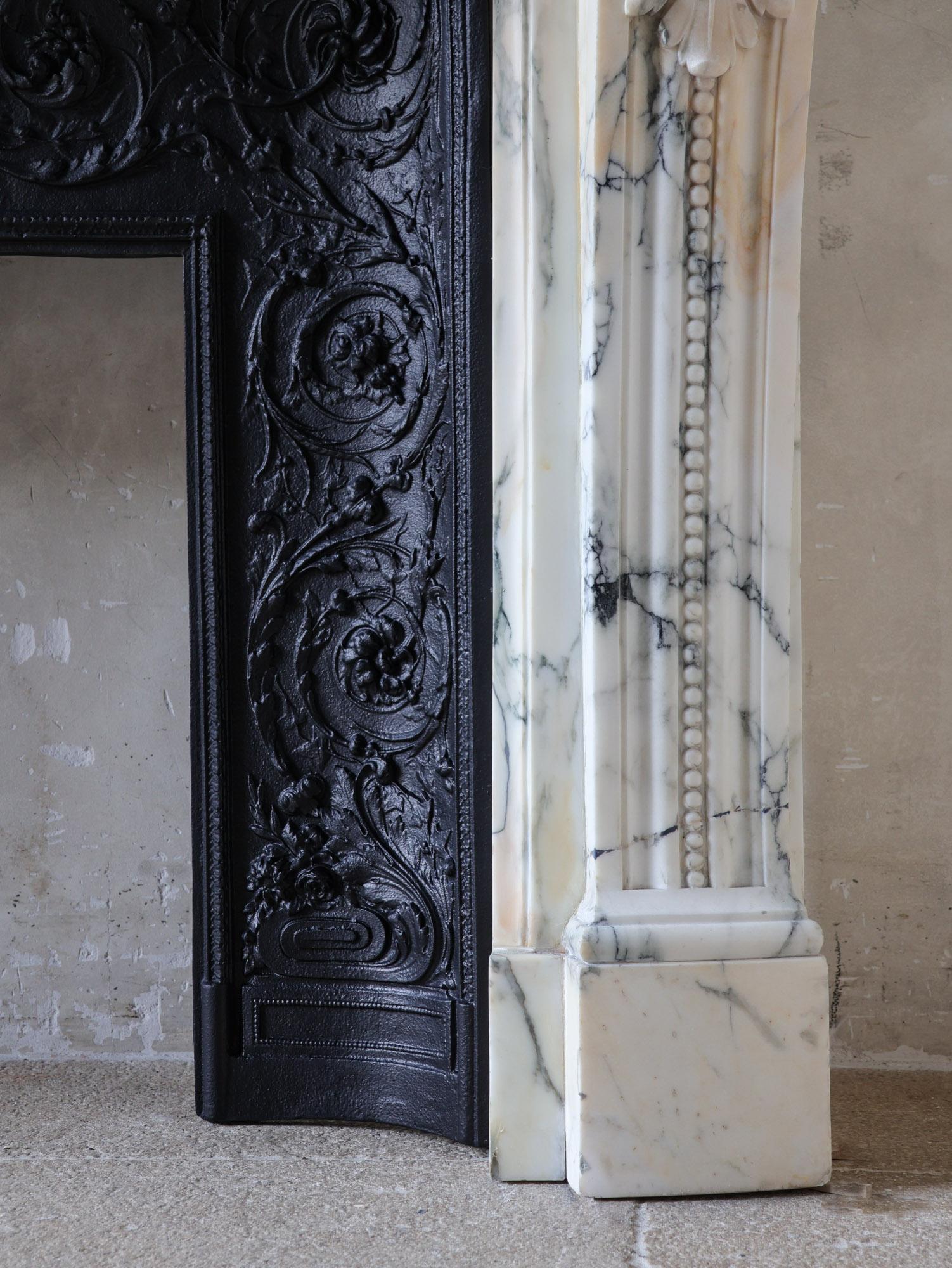 Antique French Louis XVI Arabescato Marmor Kamin mit Gusseisen Interieur im Angebot 5