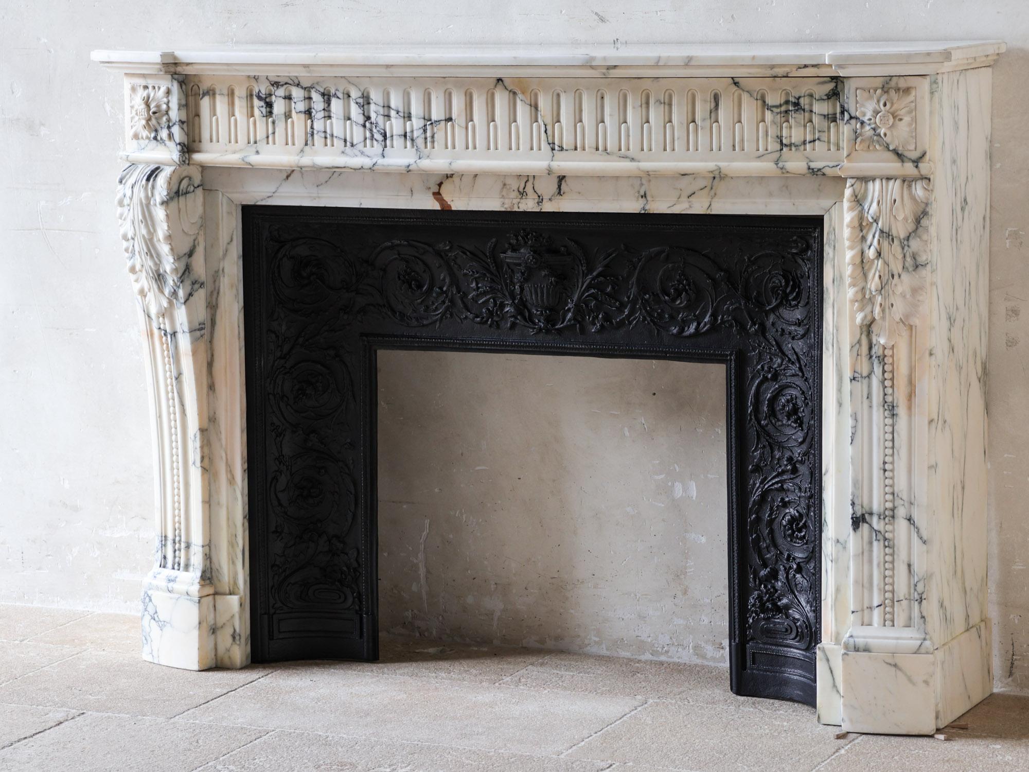 Antique French Louis XVI Arabescato Marmor Kamin mit Gusseisen Interieur (Französisch) im Angebot