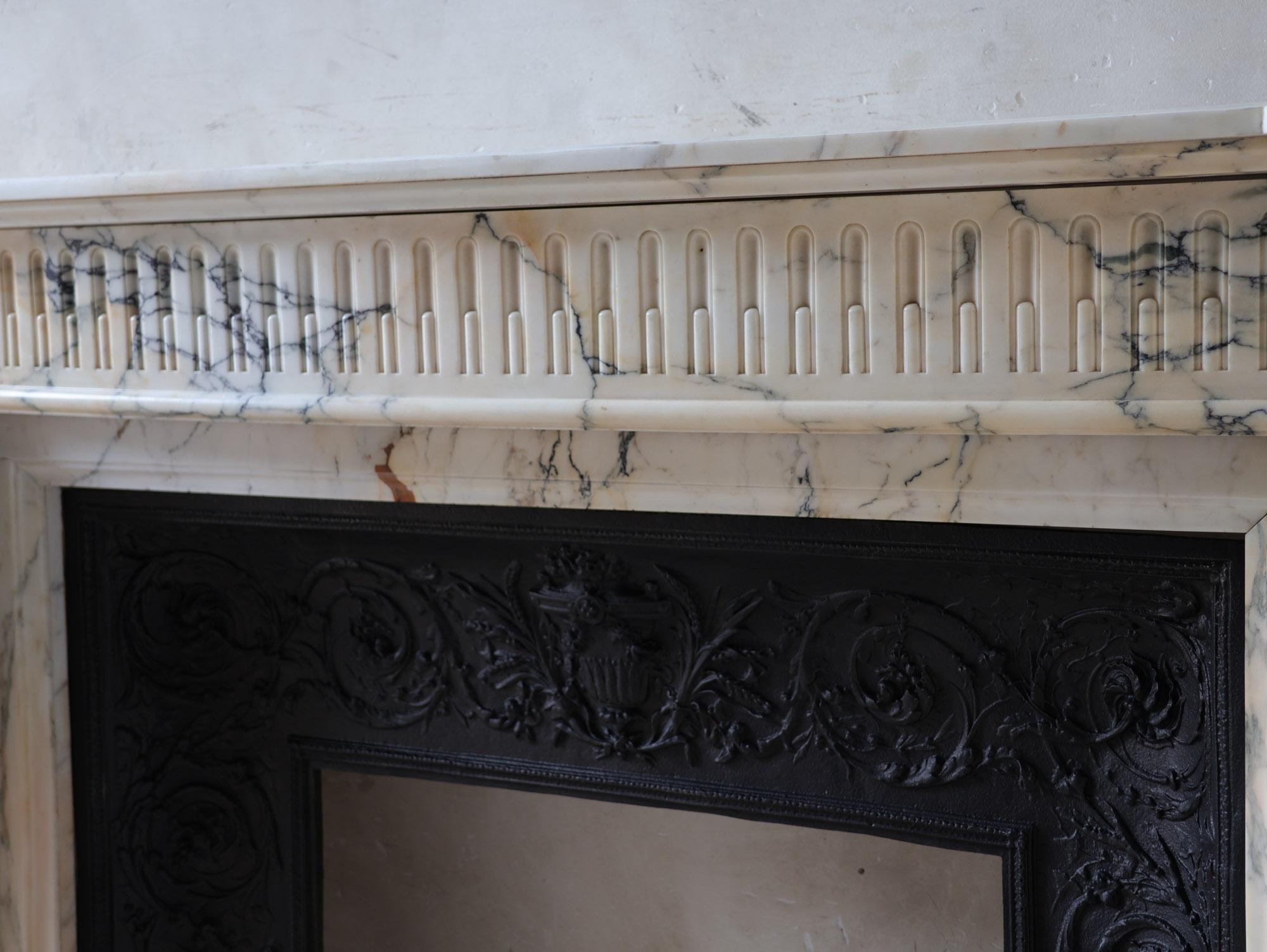 Antique French Louis XVI Arabescato Marmor Kamin mit Gusseisen Interieur (Gegossen) im Angebot