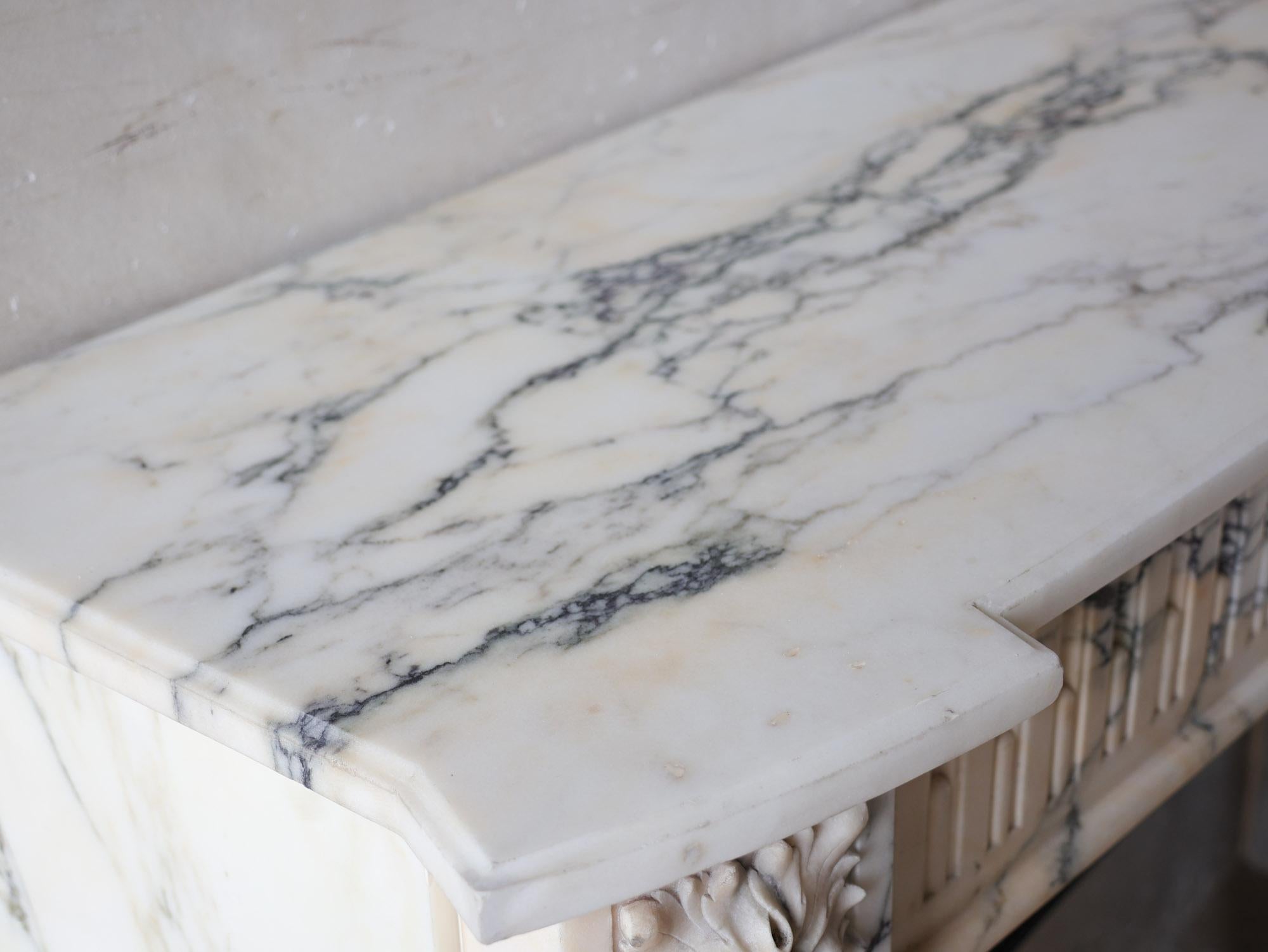 Antique French Louis XVI Arabescato Marmor Kamin mit Gusseisen Interieur (19. Jahrhundert) im Angebot