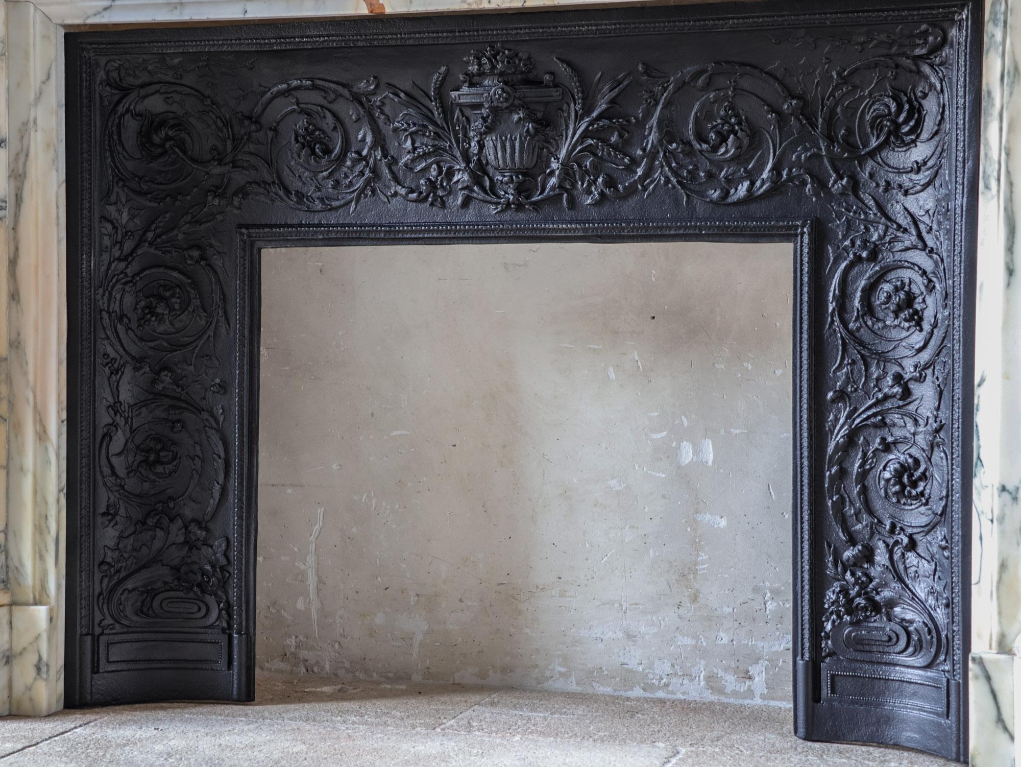 Antique French Louis XVI Arabescato Marmor Kamin mit Gusseisen Interieur im Angebot 1