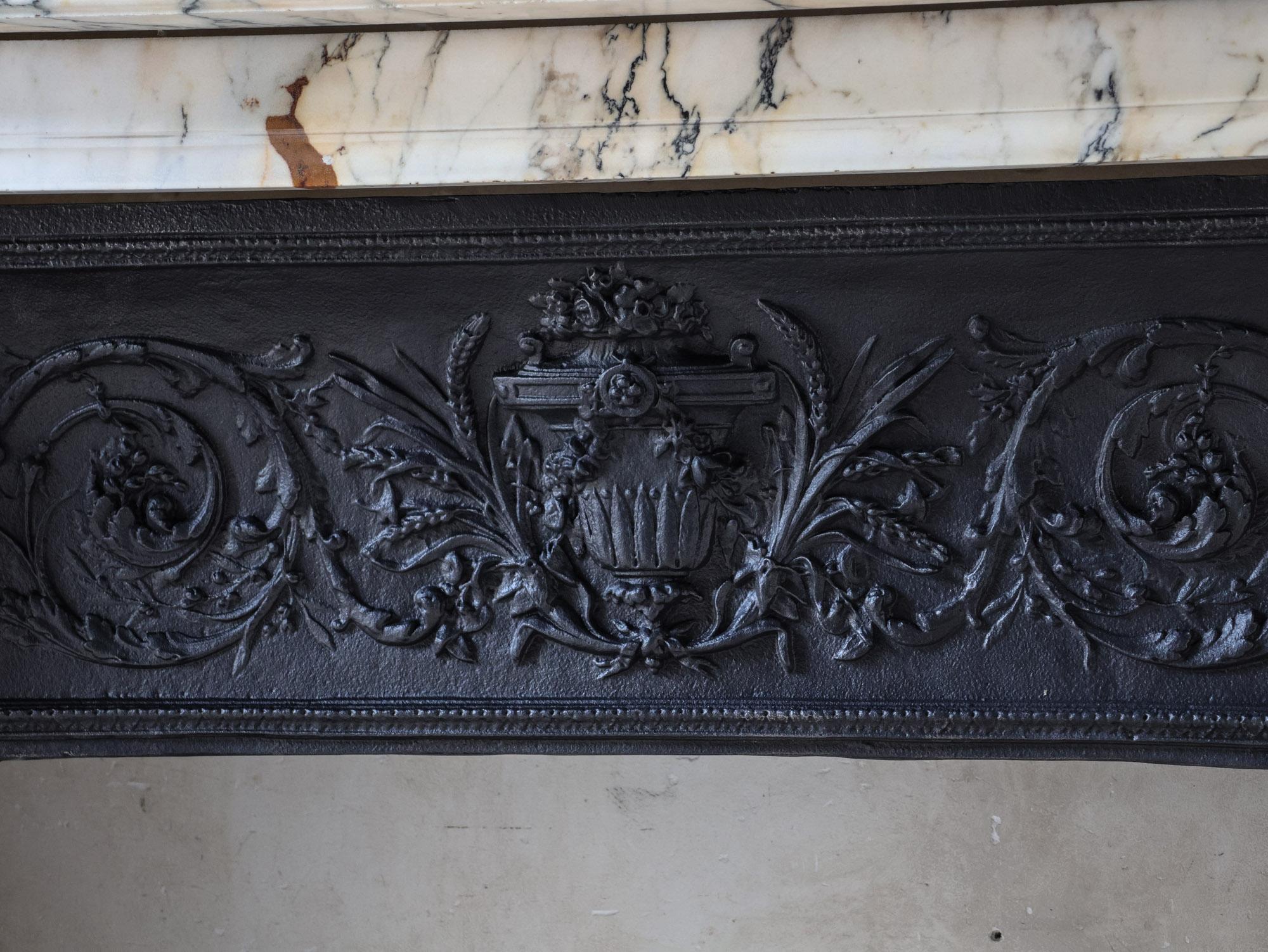 Antique French Louis XVI Arabescato Marmor Kamin mit Gusseisen Interieur im Angebot 2