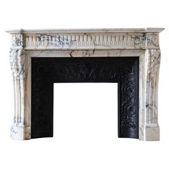 Antique French Louis XVI Arabescato Marmor Kamin mit Gusseisen Interieur