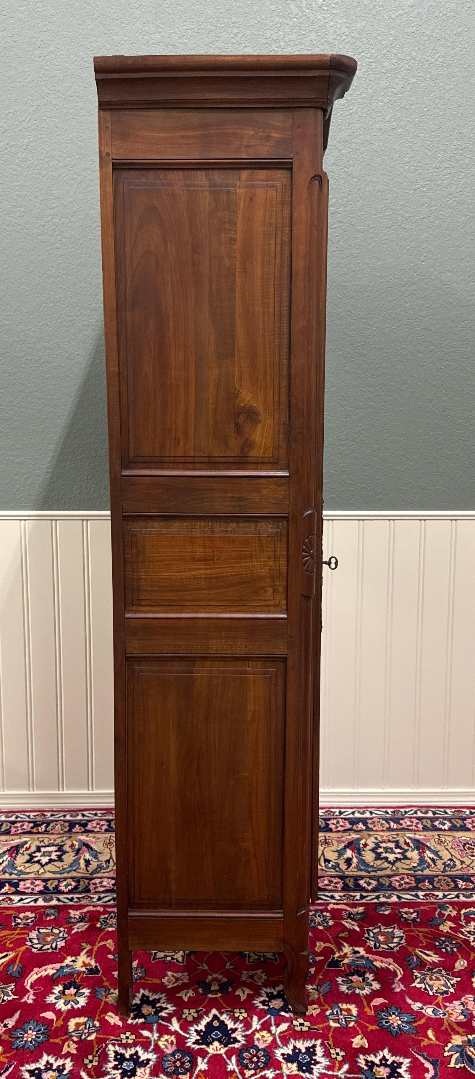 Armoire française ancienne Louis XVI Armoire Linen Cabinet Bonnetiere acajou 8