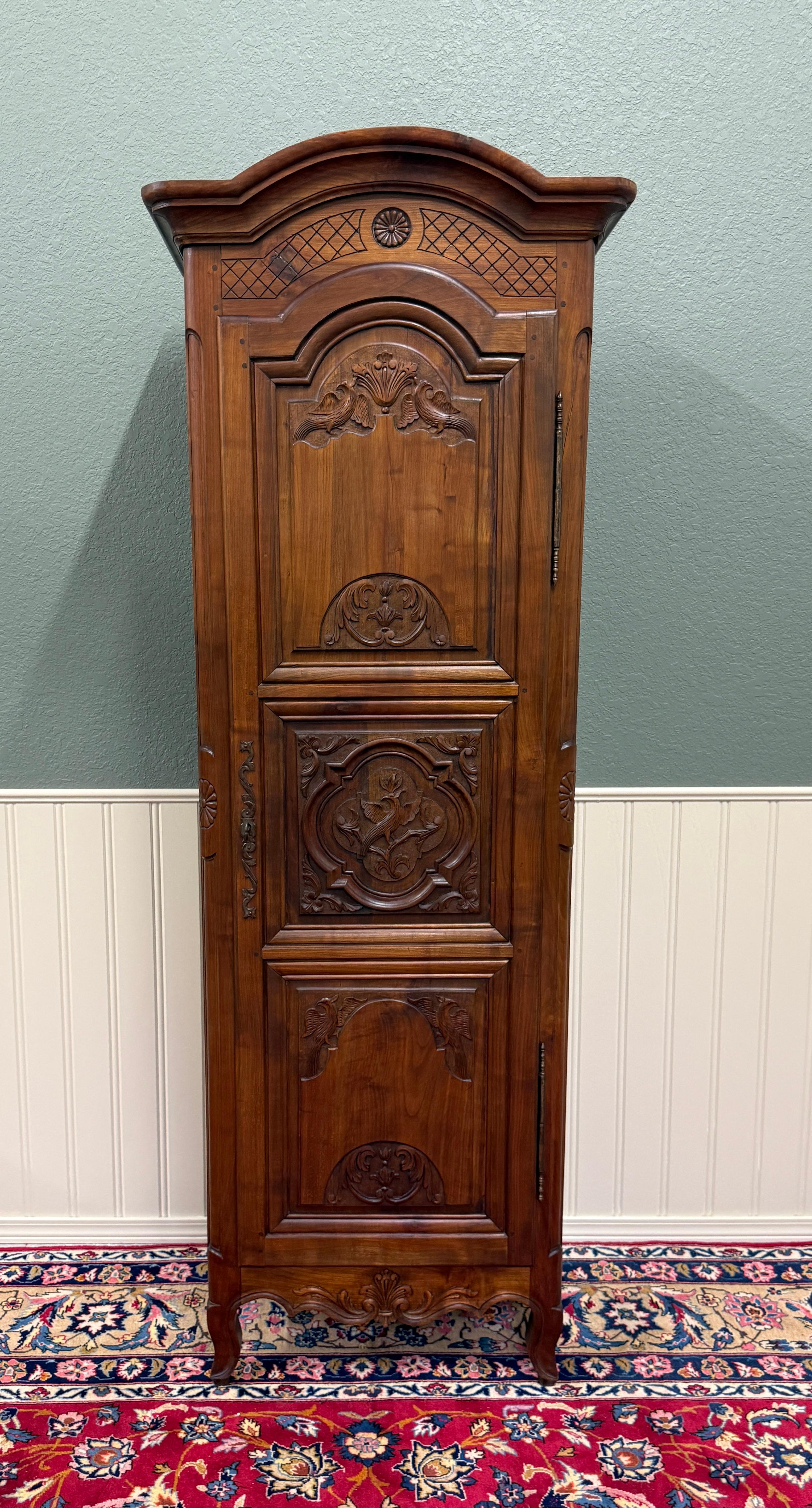 Magnifique Armoire, Bonnetière, Armoire ou Cabinet Louis XVI en acajou sculpté ~~c. 1890s 

Cette pièce est parfaite pour répondre à tous les besoins de rangement dans la maison d'aujourd'hui~~utiliser dans une chambre à coucher ou un dressing pour