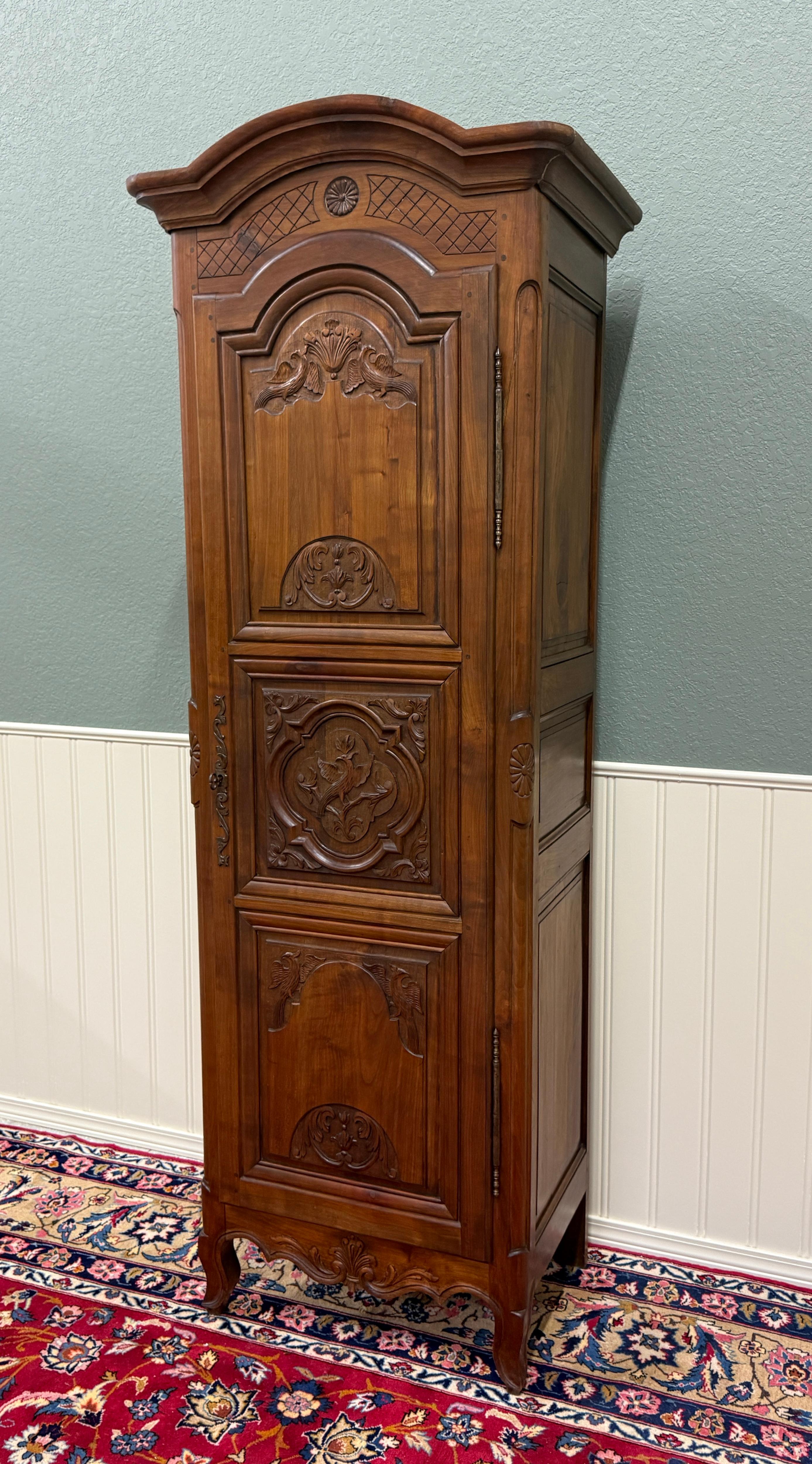 Français Armoire française ancienne Louis XVI Armoire Linen Cabinet Bonnetiere acajou