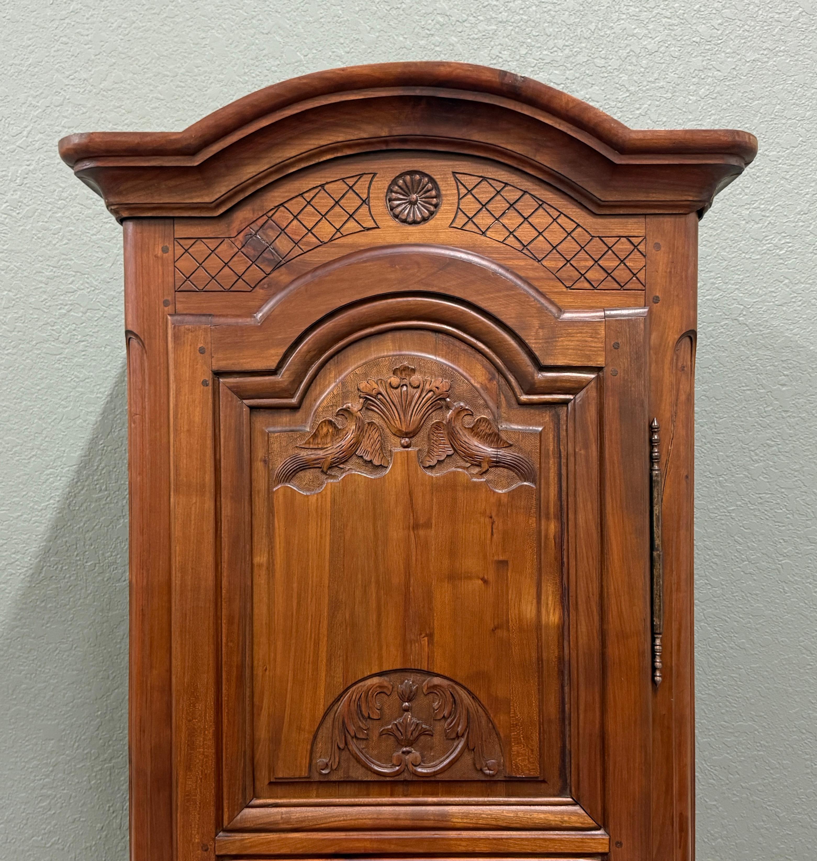 Sculpté Armoire française ancienne Louis XVI Armoire Linen Cabinet Bonnetiere acajou