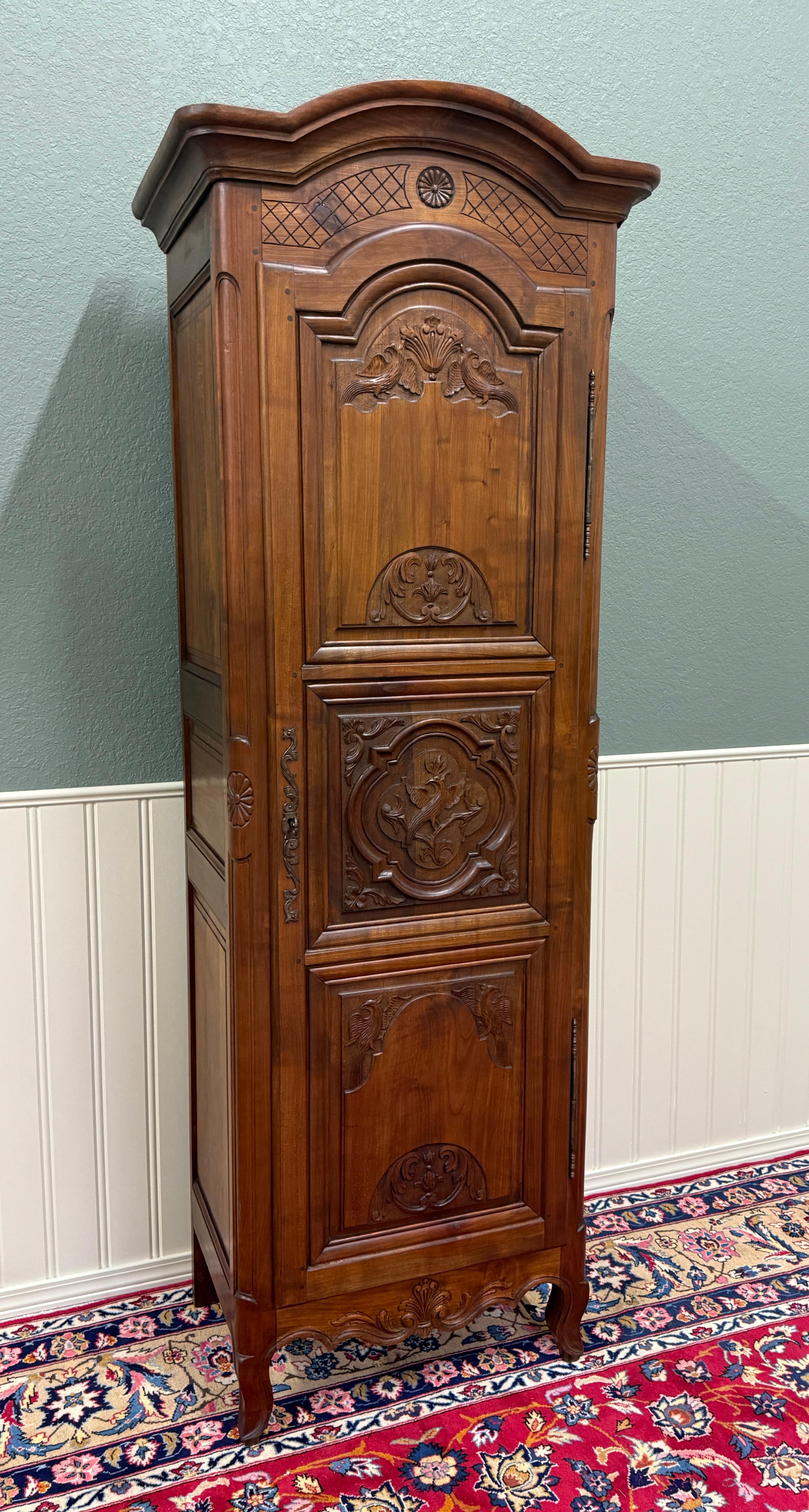 Armoire française ancienne Louis XVI Armoire Linen Cabinet Bonnetiere acajou Bon état à Tyler, TX