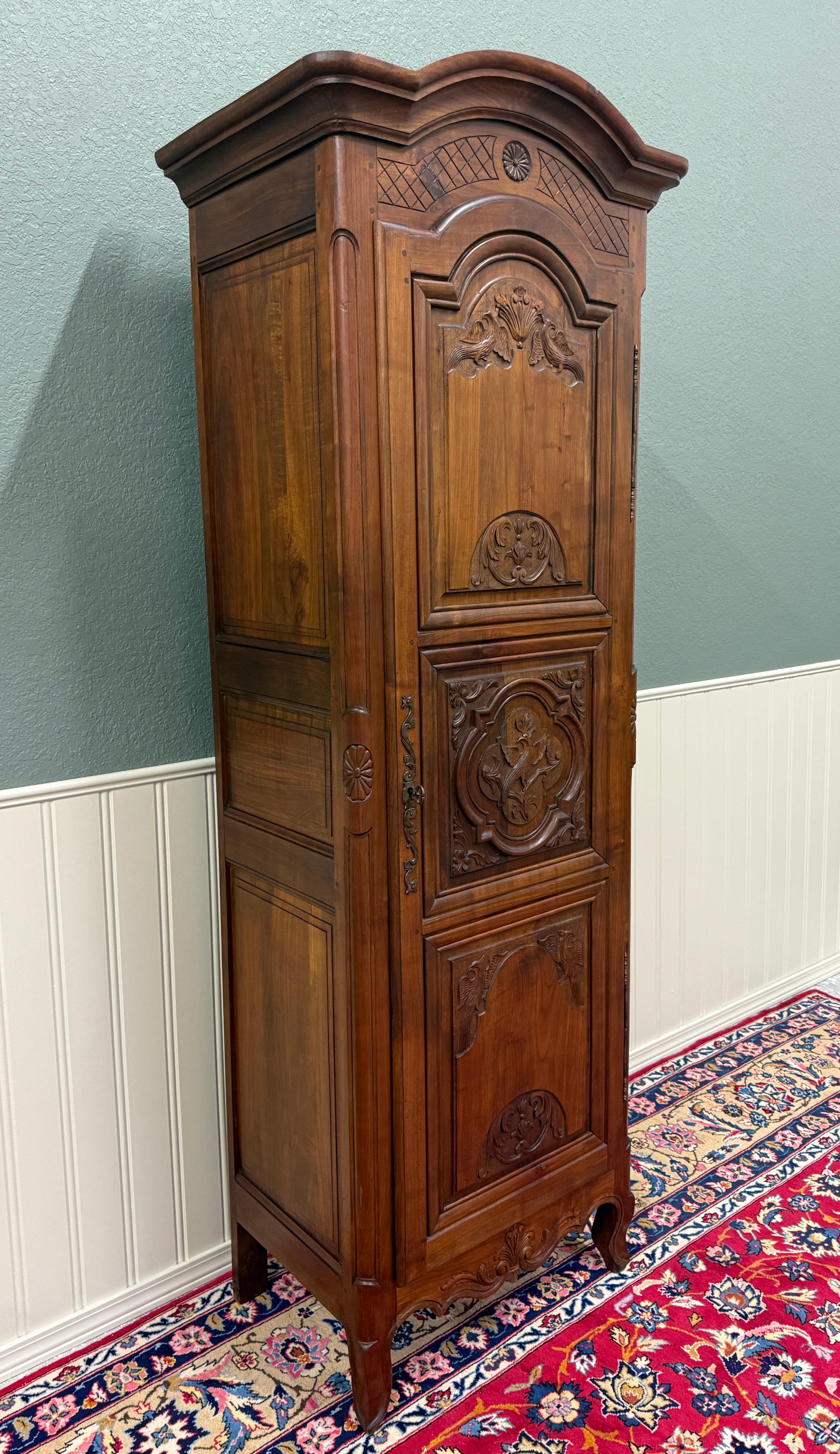 Fin du XIXe siècle Armoire française ancienne Louis XVI Armoire Linen Cabinet Bonnetiere acajou