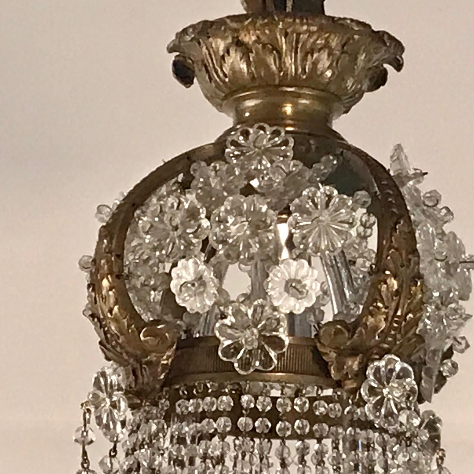 Antique French Louis XVI Basket-Shaped Chandelier In Good Condition For Sale In Montreal, QC