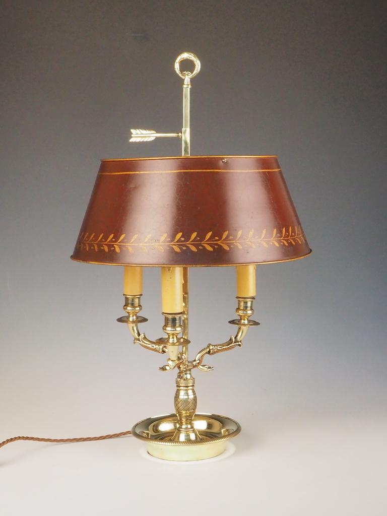 Antique French Louis XVI Bouillotte Lamp - Ormolu & Tole Shade Table Light
Esta excepcional lámpara Bouillotte francesa Luis XVI del siglo XIX encarna el refinamiento neoclásico, combinando el diseño ornamentado con la elegancia práctica. Hecha a