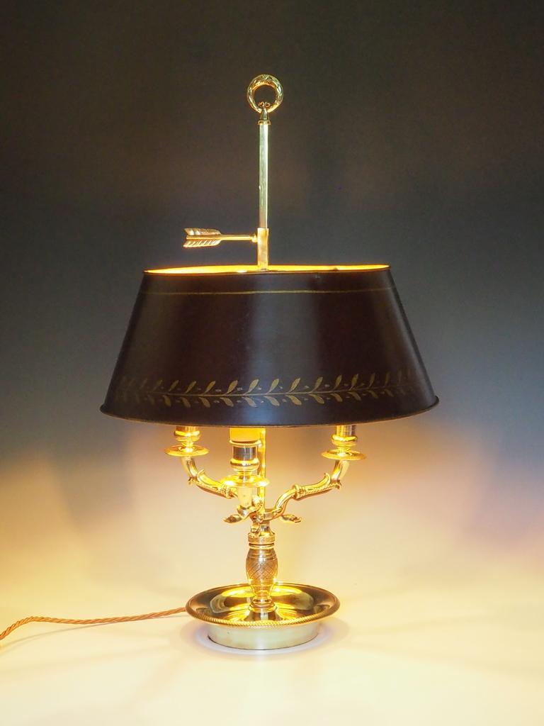 Antique French Louis XVI Bouillotte Lamp - Ormolu & Tole Shade Table Light siglo XIX en venta
