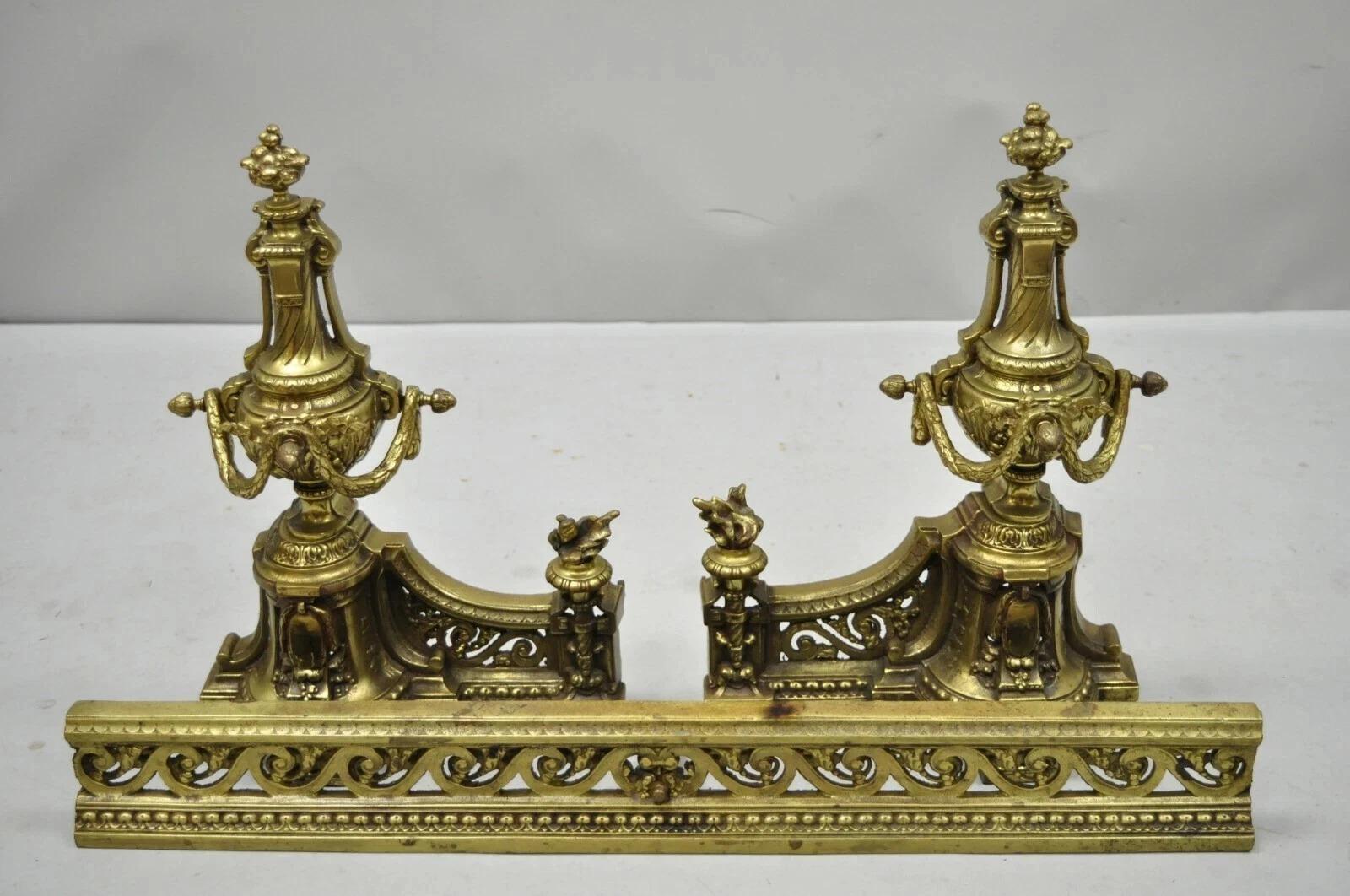Antike Französisch Louis XVI Stil Messing/Bronze Flamme Finial Andirons w / Adjustable Fender. CIRCA Anfang des 20. Jahrhunderts. Abmessungen: Andirons je: 17,5