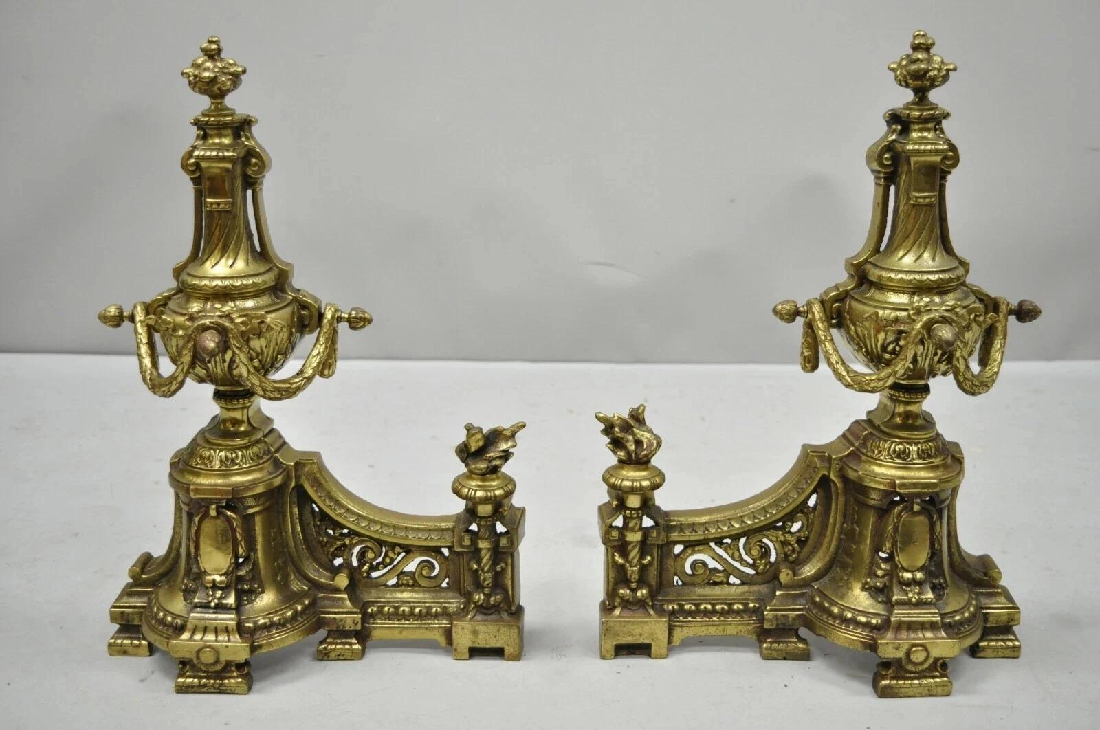 Antique French Louis XVI Messing Bronze Flamme Finial Andirons w / Adjustable Fender (Louis XVI.) im Angebot