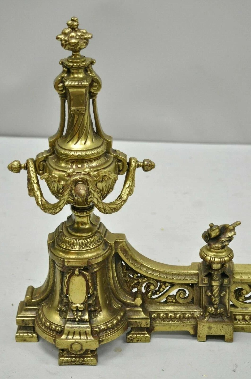 Antique French Louis XVI Messing Bronze Flamme Finial Andirons w / Adjustable Fender (Unbekannt) im Angebot