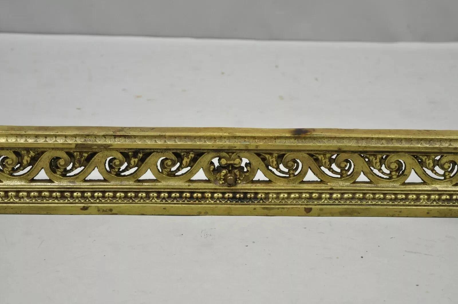 Antique French Louis XVI Messing Bronze Flamme Finial Andirons w / Adjustable Fender im Zustand „Gut“ im Angebot in Philadelphia, PA