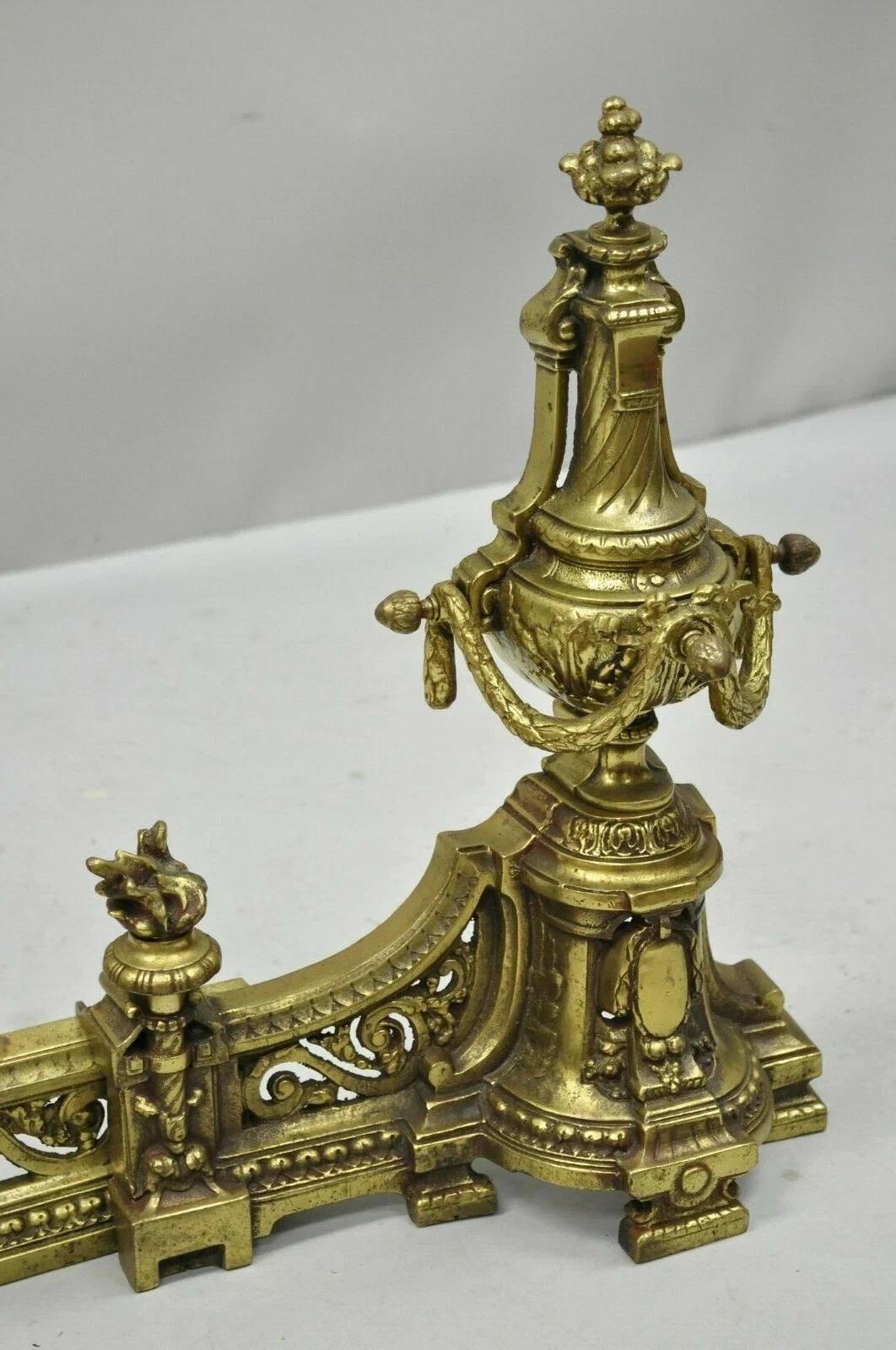 Antique French Louis XVI Messing Bronze Flamme Finial Andirons w / Adjustable Fender (20. Jahrhundert) im Angebot