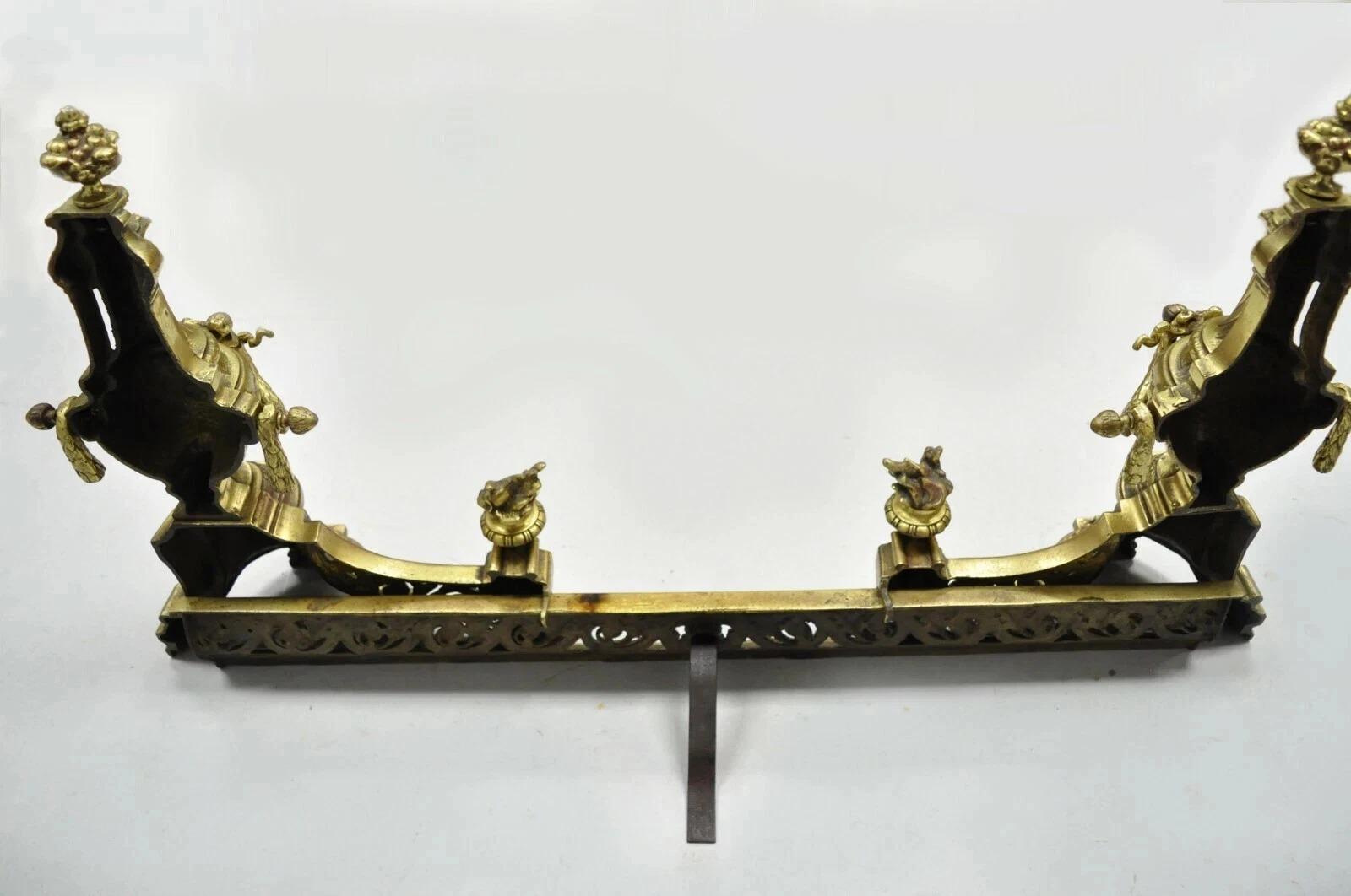 Antique French Louis XVI Messing Bronze Flamme Finial Andirons w / Adjustable Fender im Angebot 2