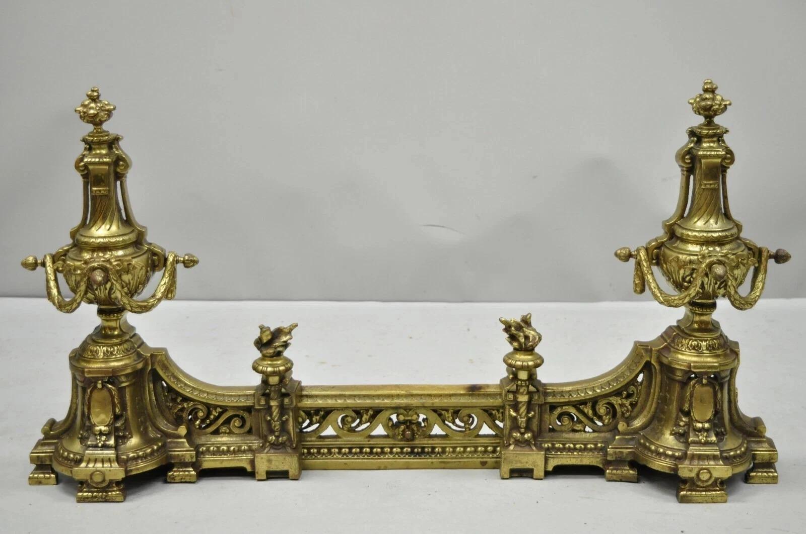 Antique French Louis XVI Messing Bronze Flamme Finial Andirons w / Adjustable Fender im Angebot 3