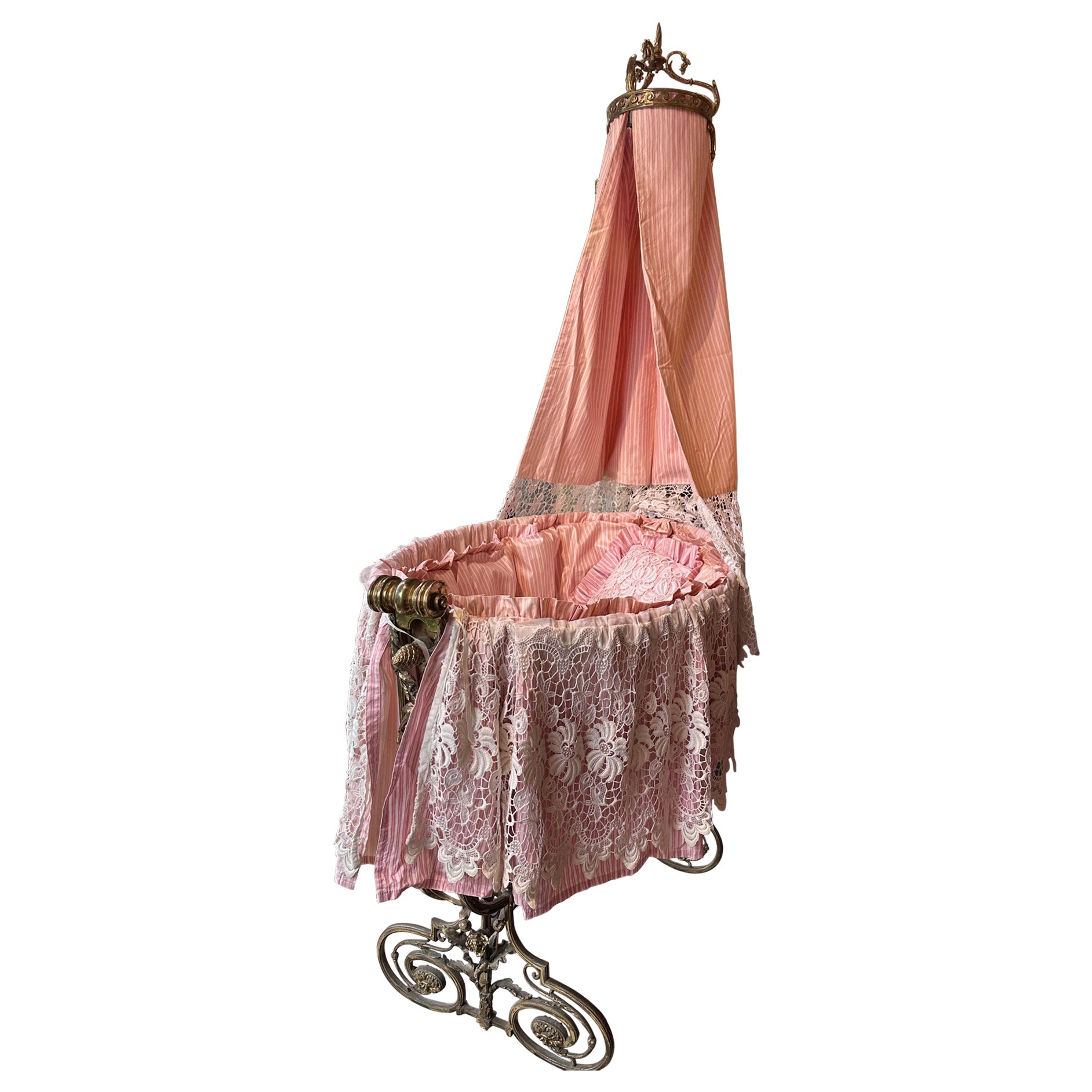 Antique French Louis XVI Culla in ottone con corona e seta