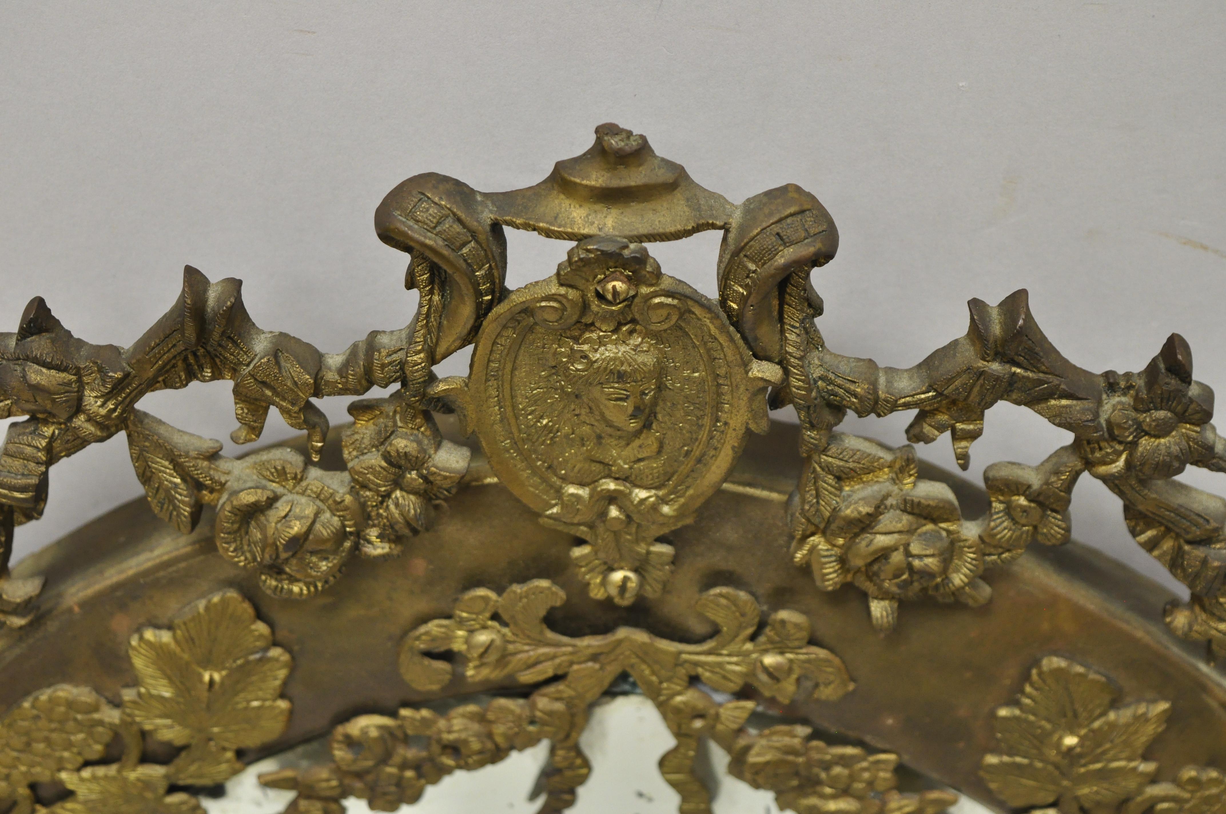 XIXe siècle Ancien miroir français de style Louis XVI avec cadre en laiton et verre biseauté et bronze doré en vente