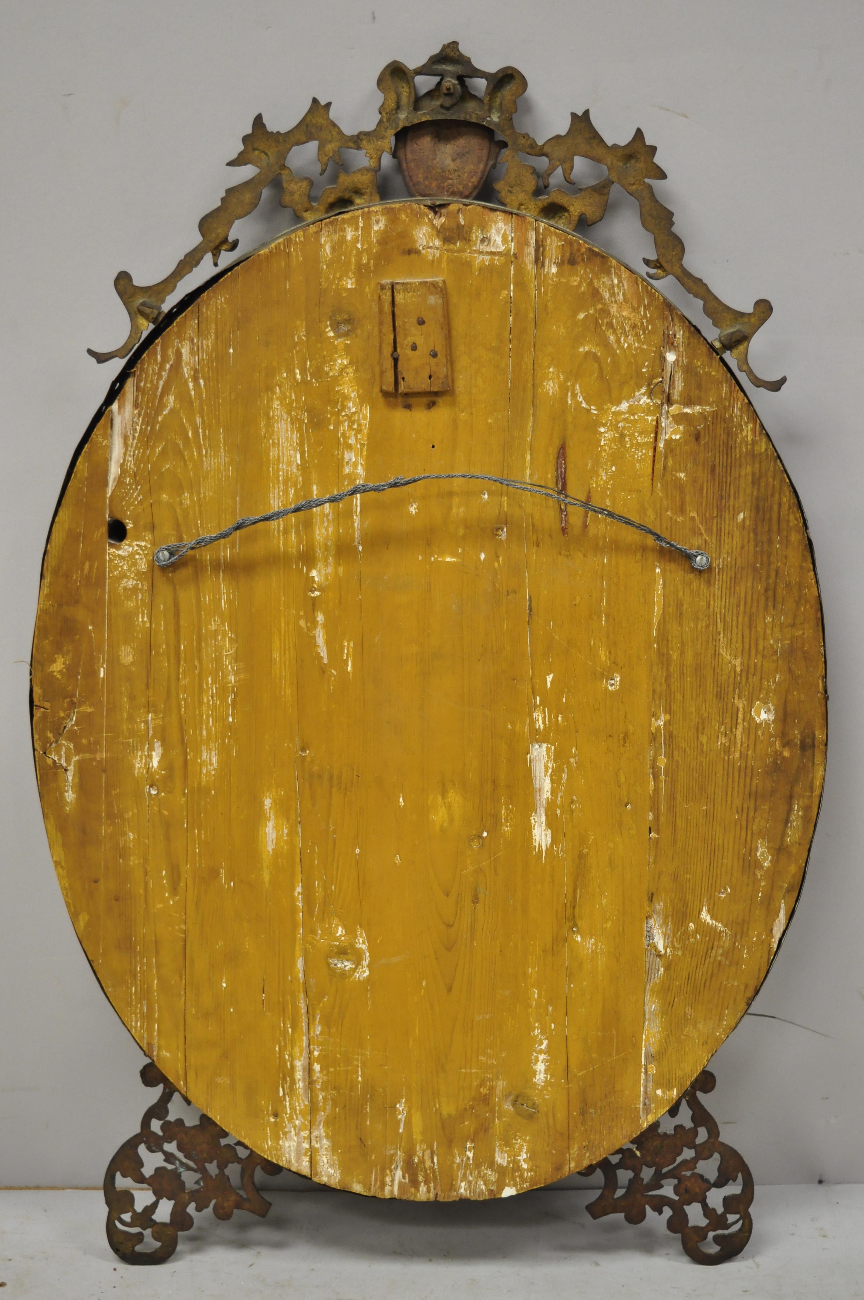 Laiton Ancien miroir français de style Louis XVI avec cadre en laiton et verre biseauté et bronze doré en vente
