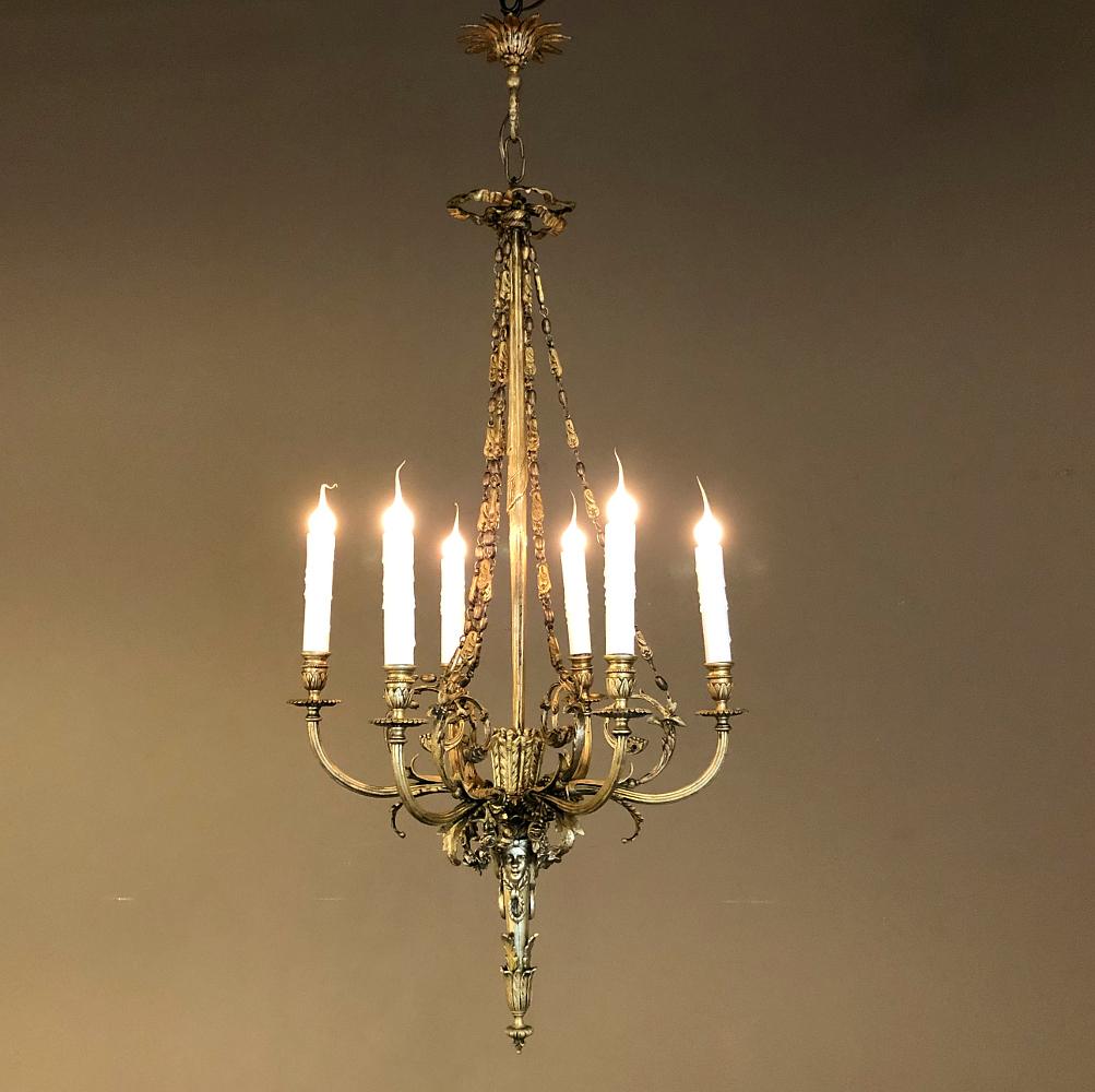 L'antico lampadario francese in bronzo in stile Luigi XVI è un design spettacolare, ispirato all'antica architettura greca e romana! Il baldacchino originale sopravvive, fuso in modo da raffigurare una rosetta di alloro, che conduce l'occhio verso