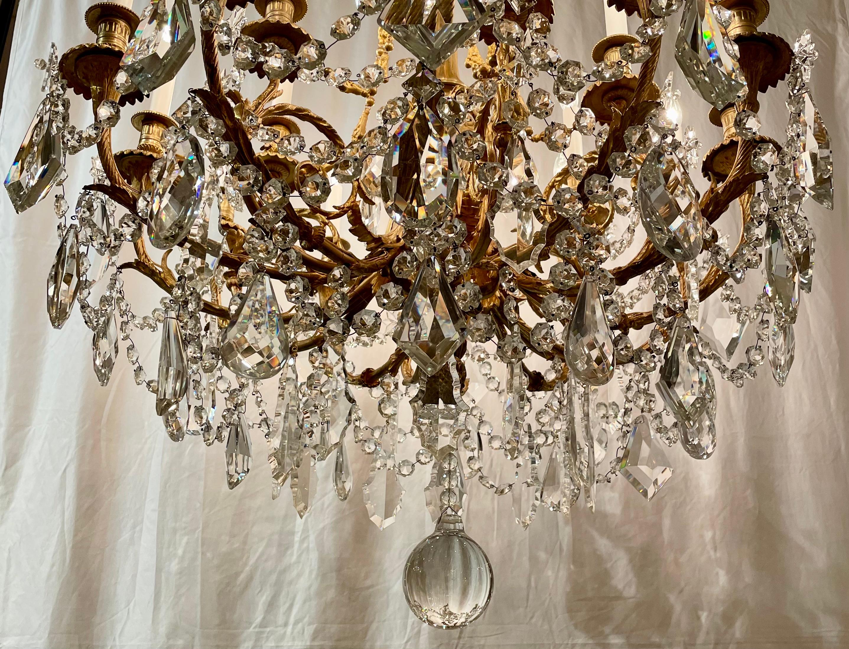 Lustre ancien Louis XVI en bronze d'or et cristal à 18 lumières, vers 1890.