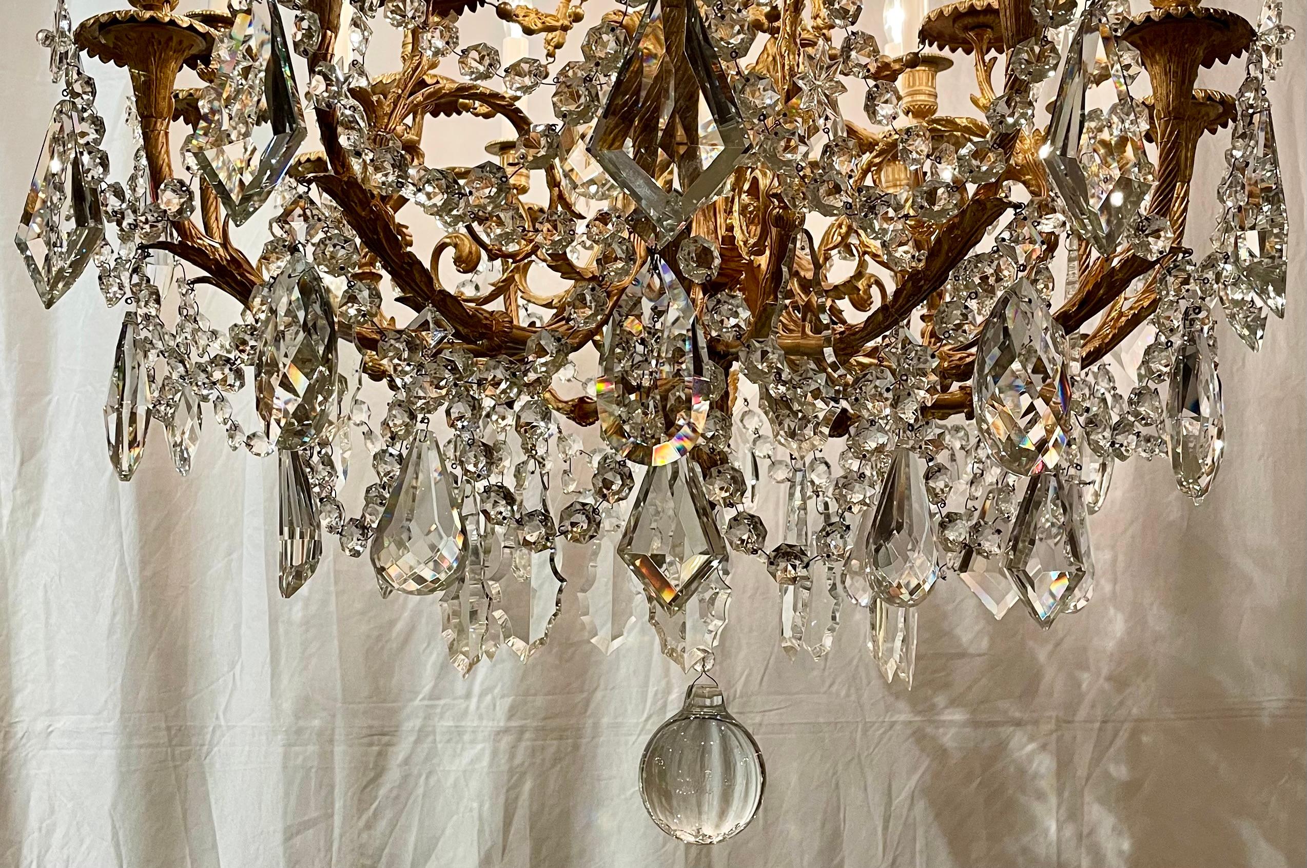 Français Lustre Louis XVI ancien en bronze d'or et cristal à 18 lumières, Circa 1890 en vente