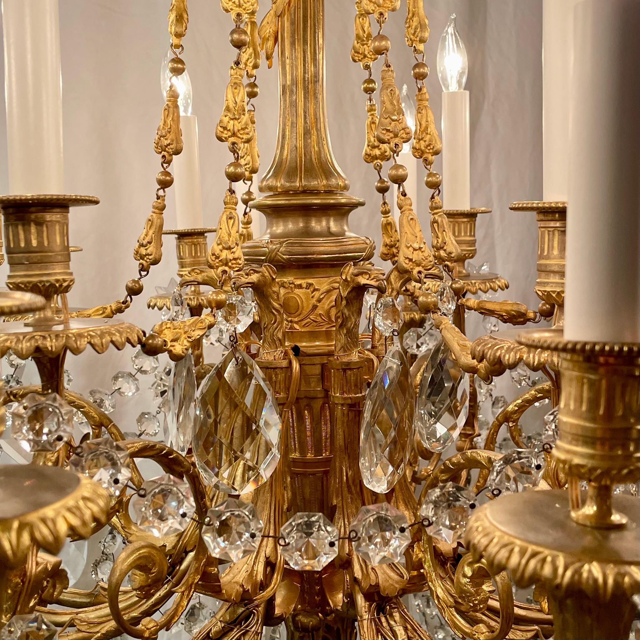XIXe siècle Lustre Louis XVI ancien en bronze d'or et cristal à 18 lumières, Circa 1890 en vente