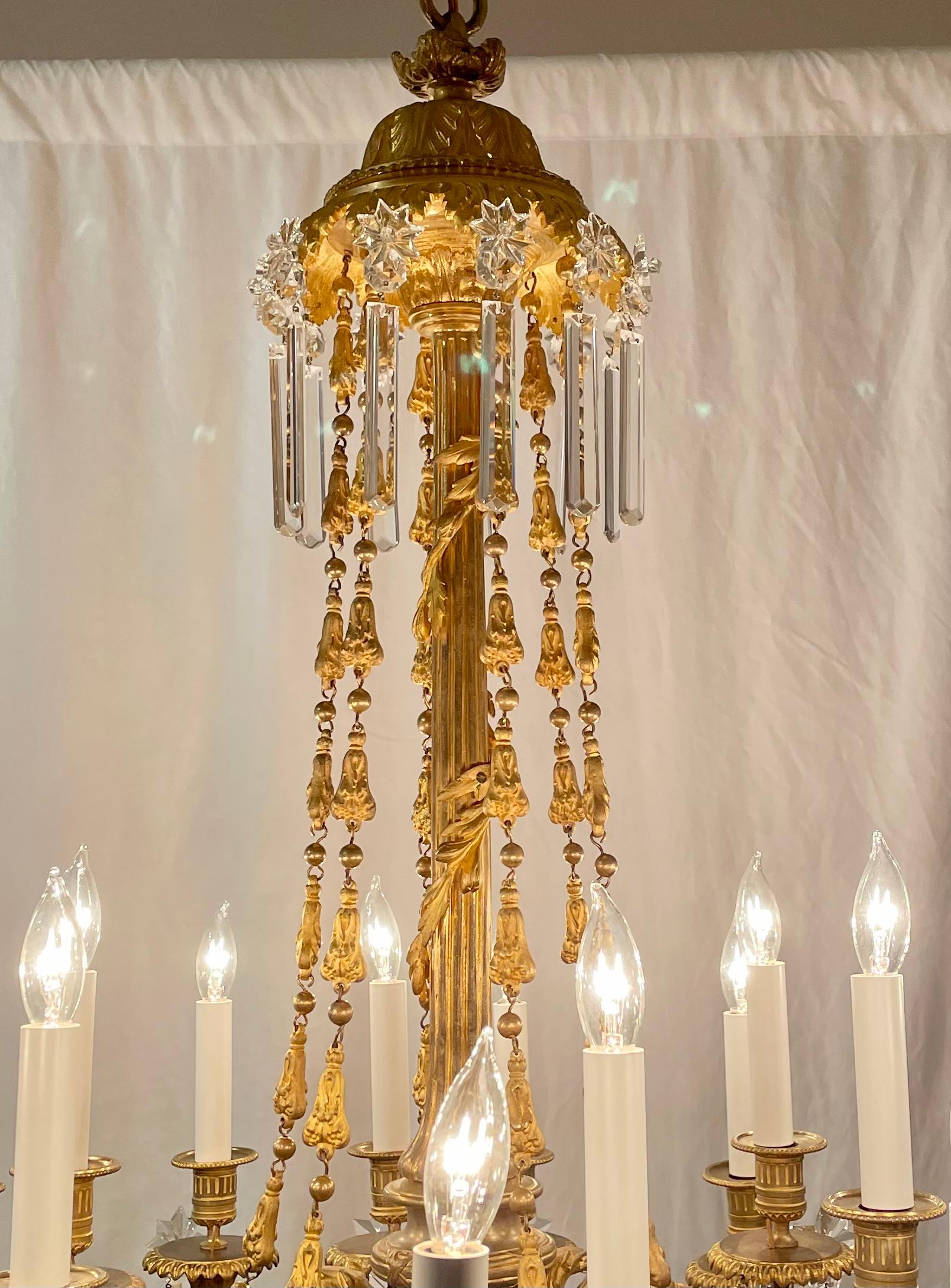 Bronze Lustre Louis XVI ancien en bronze d'or et cristal à 18 lumières, Circa 1890 en vente