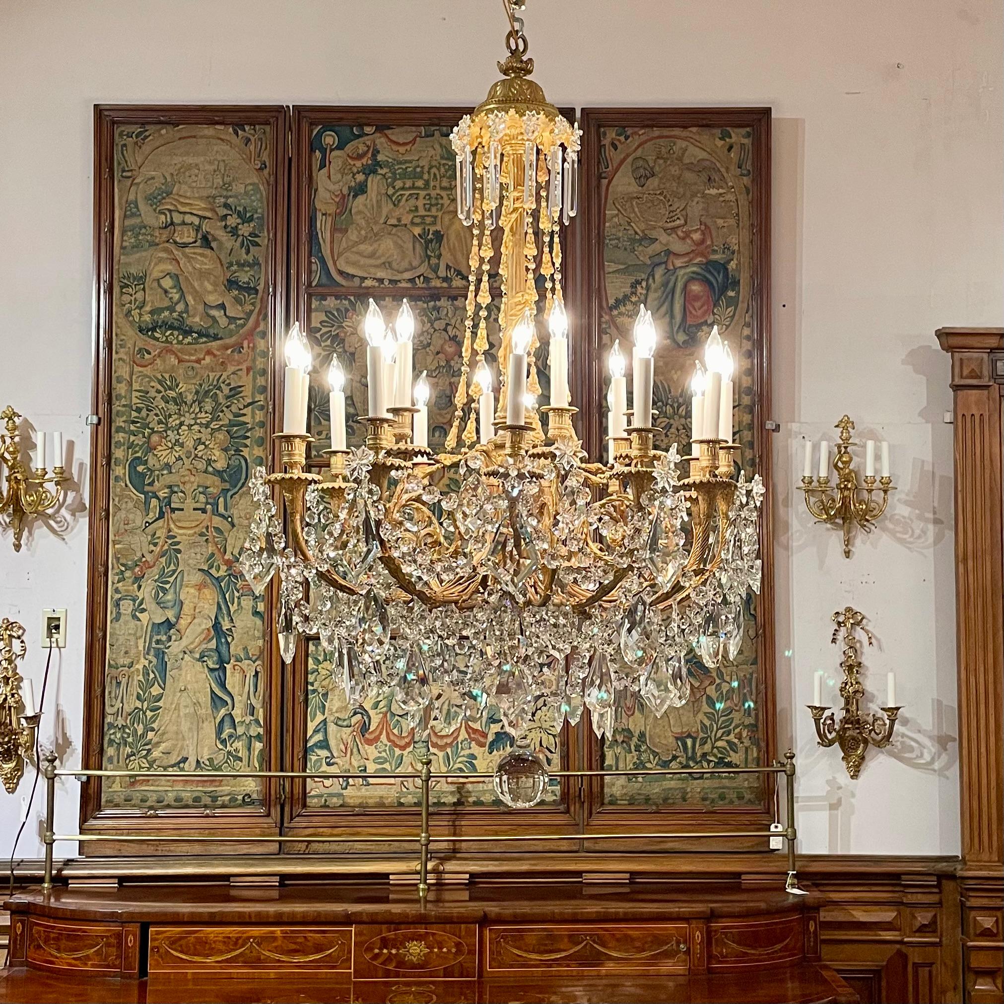 Lustre Louis XVI ancien en bronze d'or et cristal à 18 lumières, Circa 1890 en vente 1