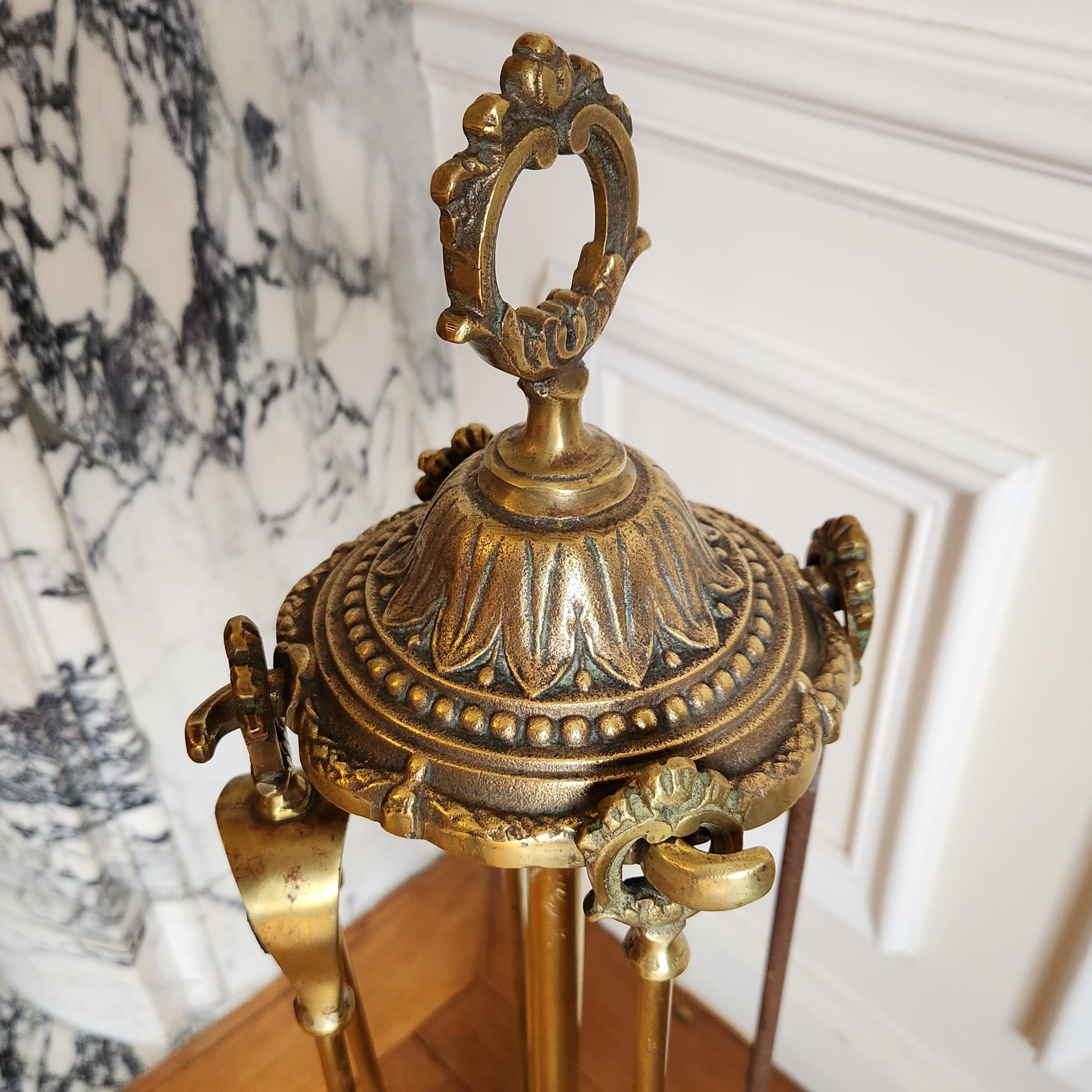 Antique French, set da camino in bronzo Luigi XVI. È stato trovato in un castello in Francia, in Normandia. 
Un pezzo molto bello con i quattro attrezzi, il piccone e le pinze, la pala e le scope per la cenere. Il lavoro in bronzo è notevole.