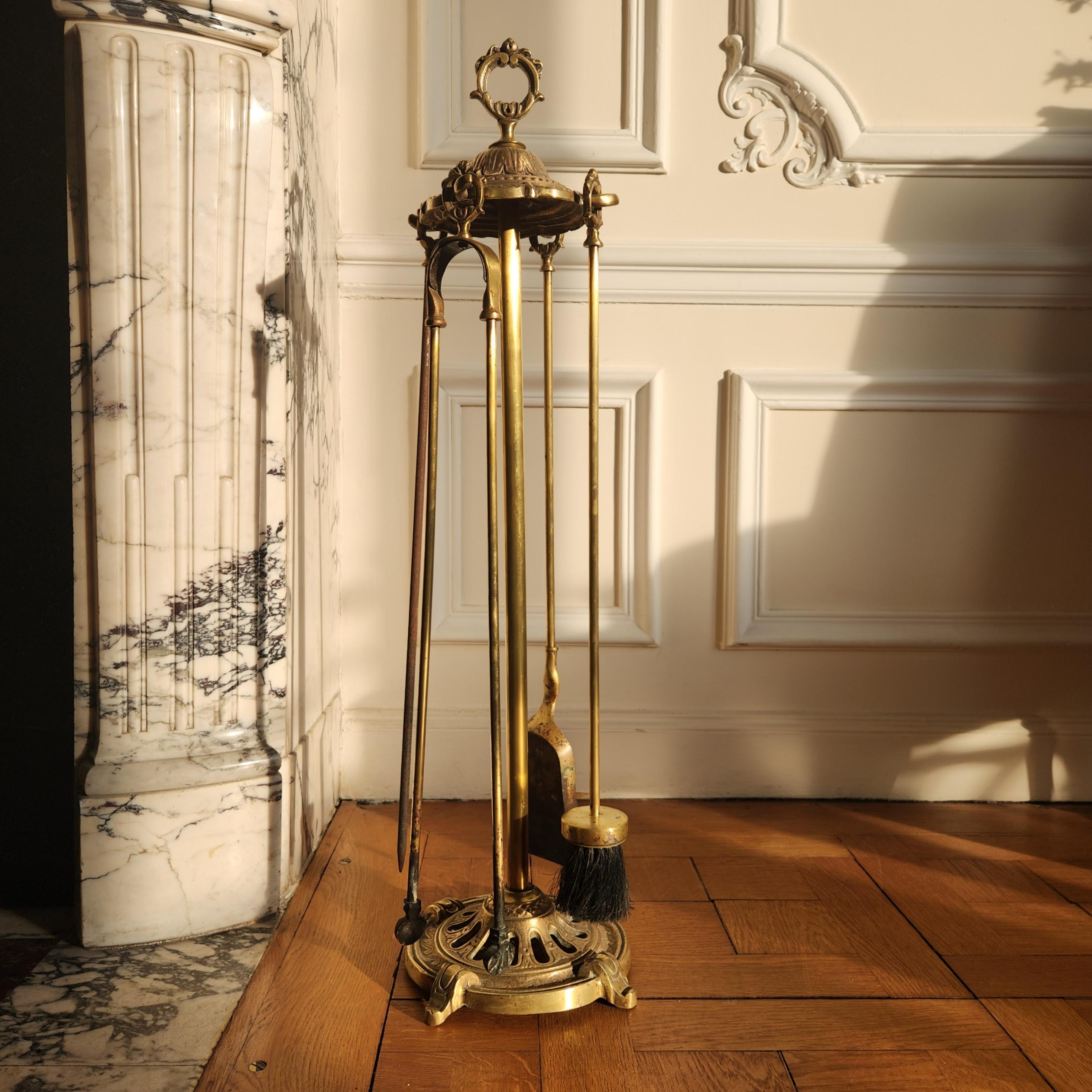 Francese Antique French, set da camino in bronzo Luigi XVI (outils de cheminée) in vendita