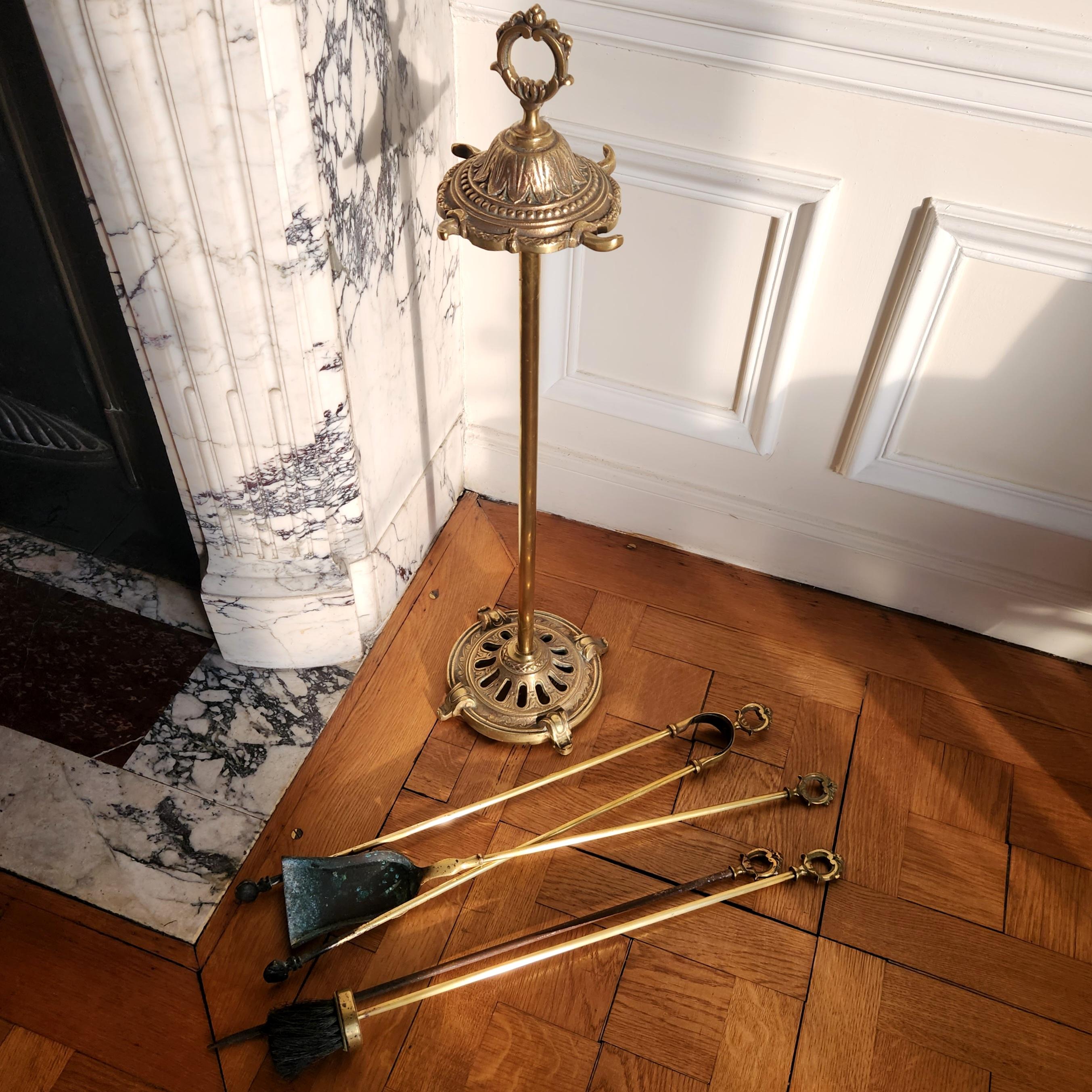 Bronzo Antique French, set da camino in bronzo Luigi XVI (outils de cheminée) in vendita