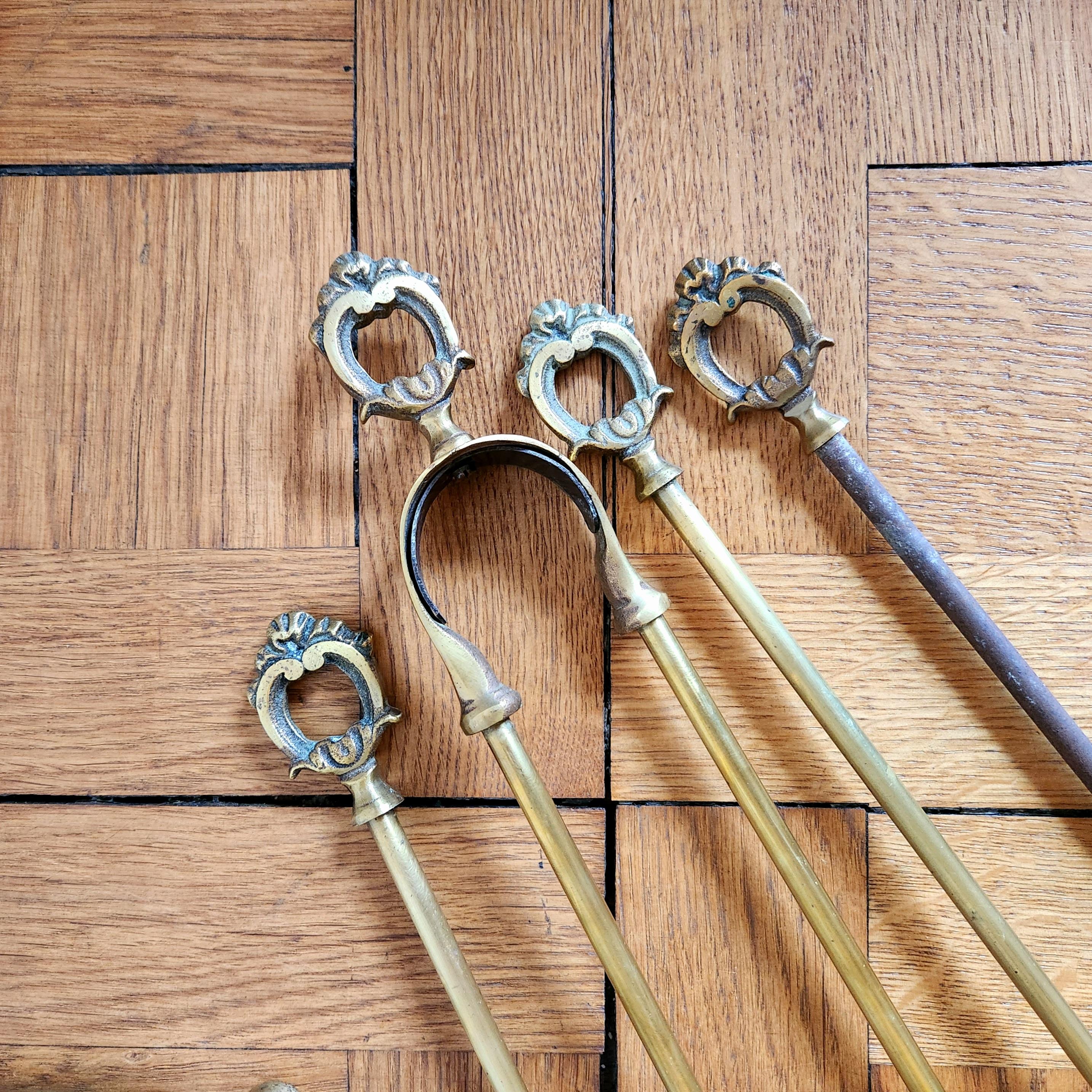 Antique French, set da camino in bronzo Luigi XVI (outils de cheminée) in vendita 1