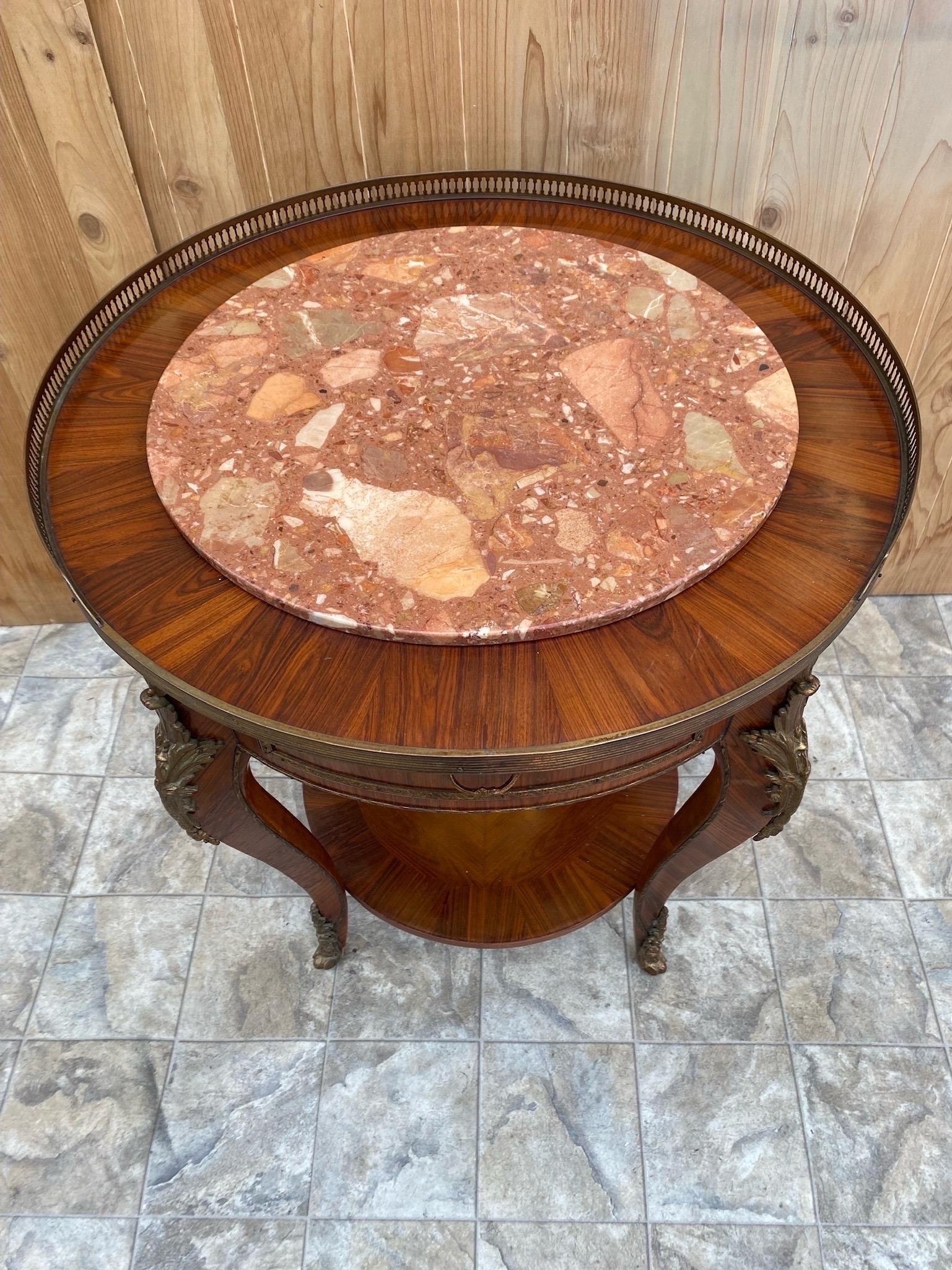 Table à cocktail/occasionnelle Louis XVI en bronze doré avec plateau en marbre incrusté. 

Magnifique table de cocktail Louis XVI en acajou français ancien avec un seul tiroir, deux étages de garnitures montées en bronze doré et une galerie